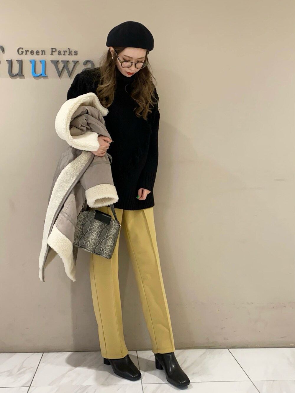 ブラウン系のその他アウター、ブラック系のニット/セーター、イエロー系のその他パンツを着用したレディースの冬コーディネートの2枚目の写真
