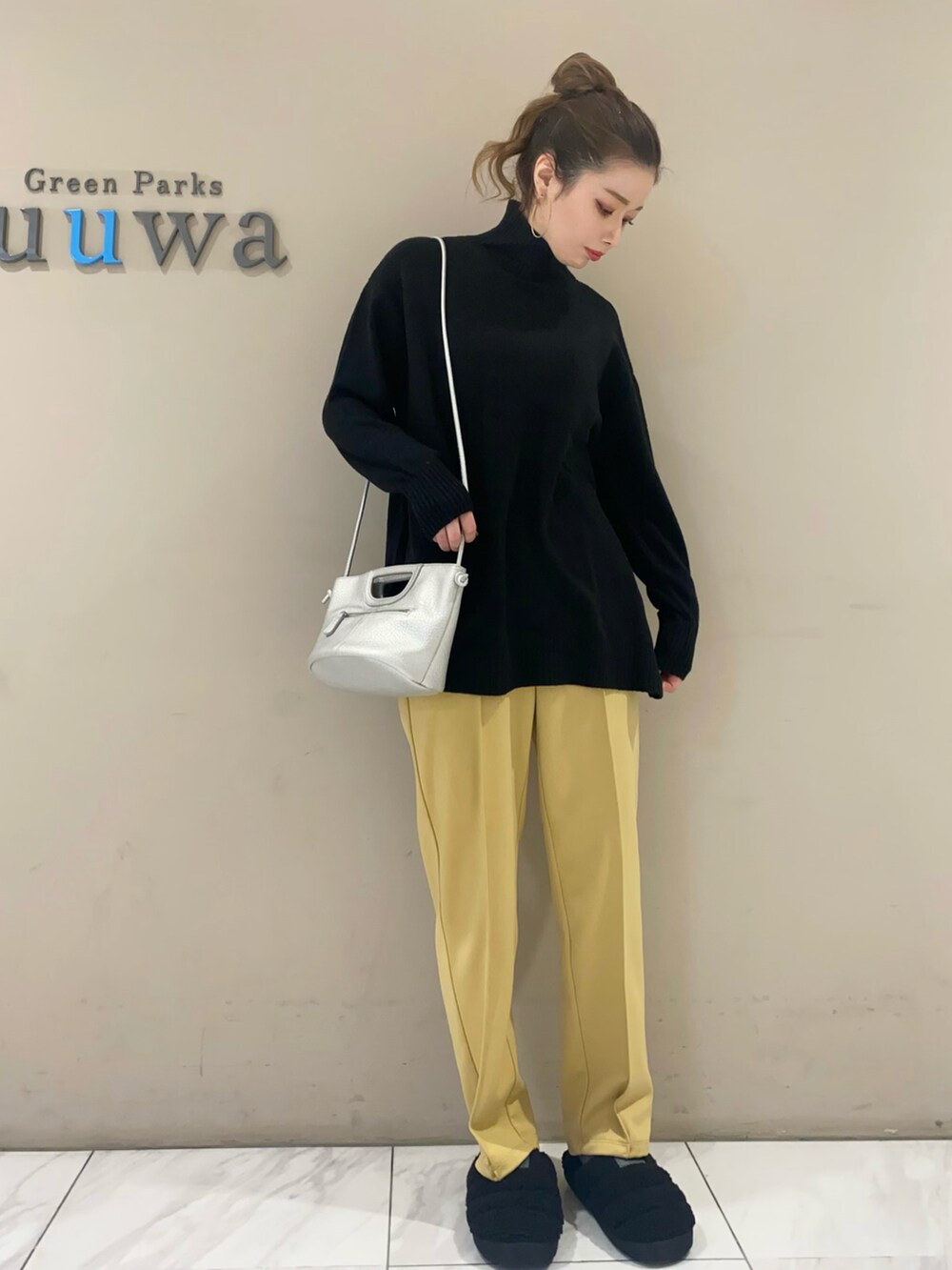 ブラック系のニット/セーター、シルバー系のショルダーバッグ、イエロー系のその他パンツを着用したレディースの秋コーディネートの2枚目の写真