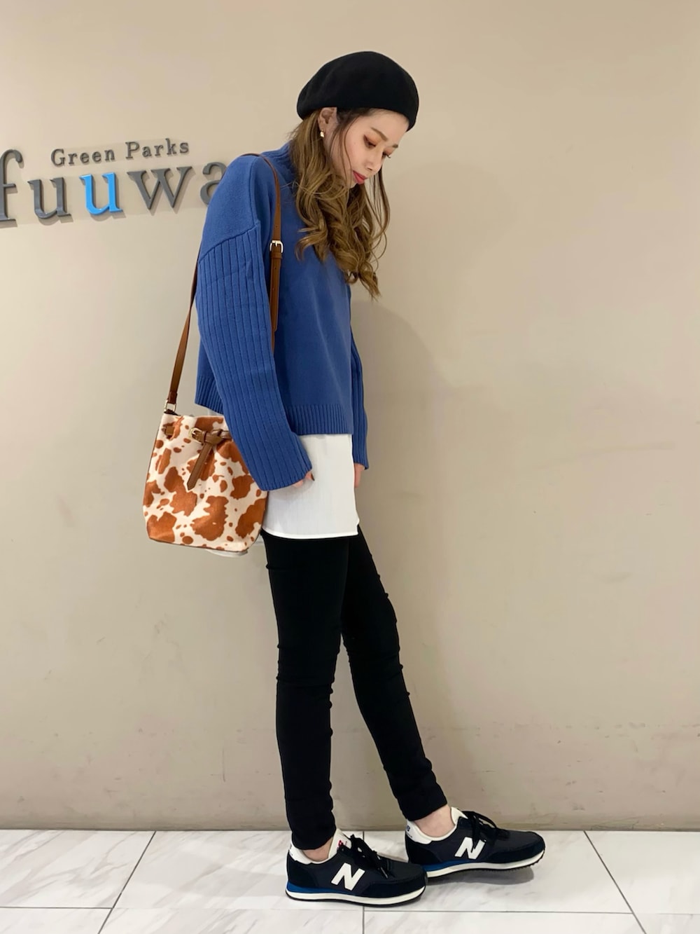 ブルー系のデニムパンツ、ブラック系のスニーカー、ブラウン系のショルダーバッグを着用したレディースの冬コーディネートの2枚目の写真