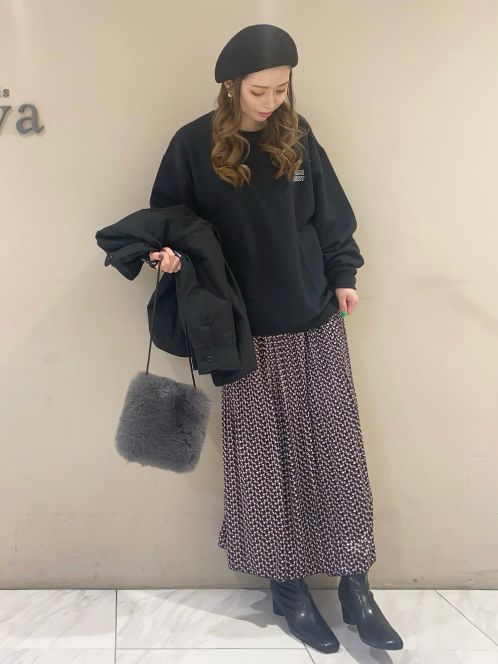 ブラック系のブルゾン、ブラック系のスウェット、グレー系のショルダーバッグを着用したレディースの冬コーディネートの4枚目の写真