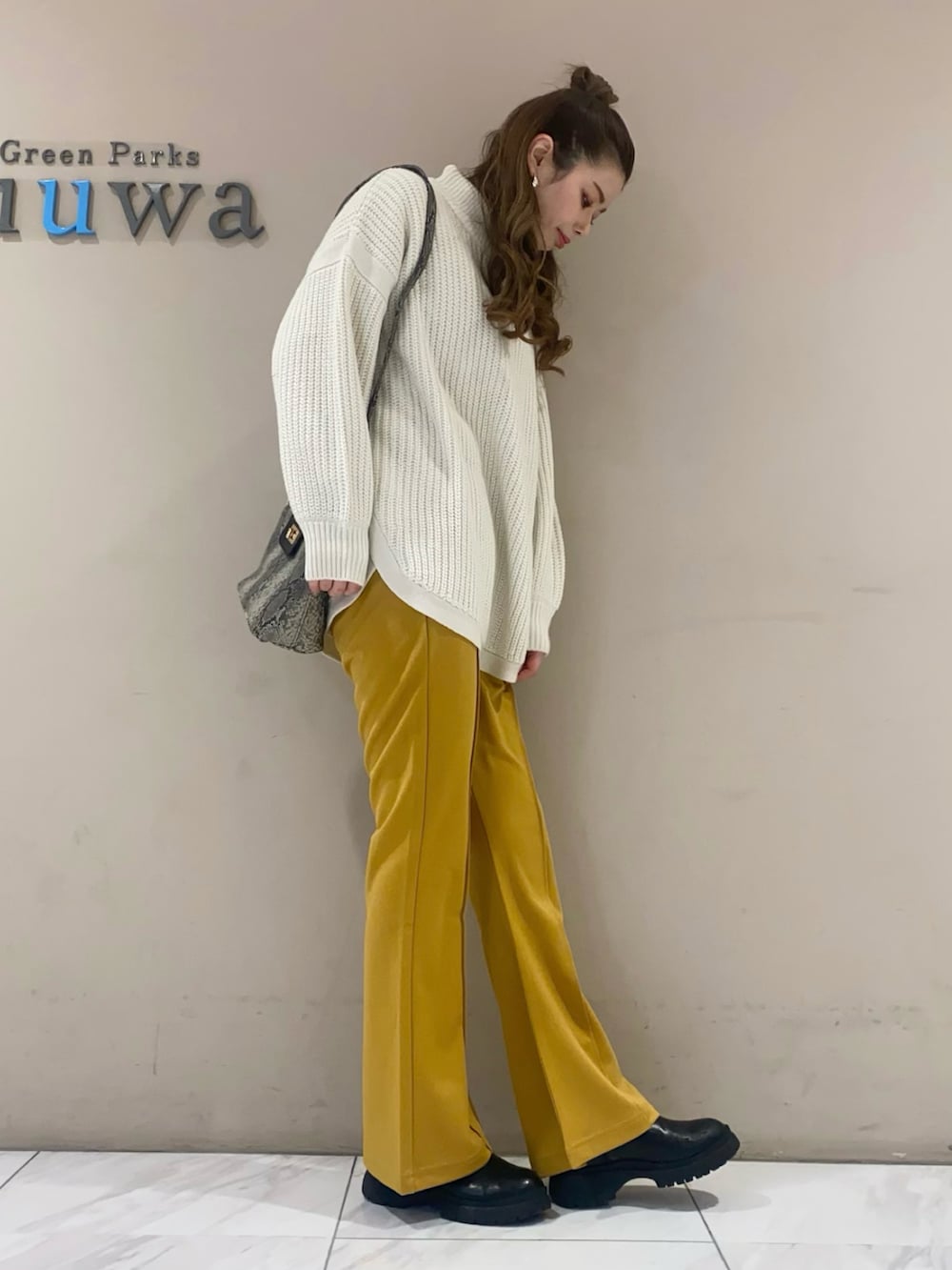 ホワイト系のニット/セーター、グリーン系のその他パンツを着用したレディースの冬コーディネートの2枚目の写真