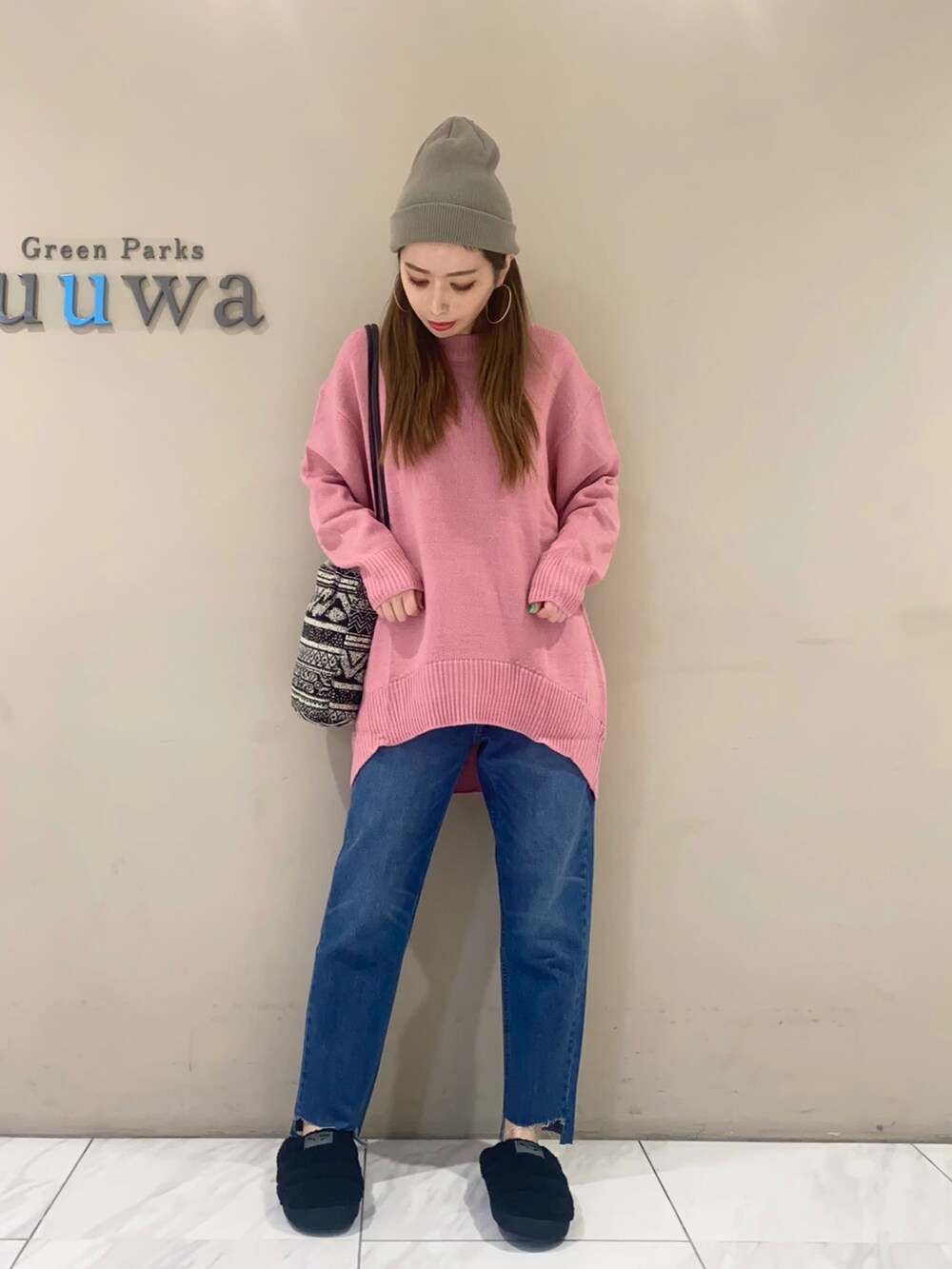 ピンク系のニット/セーター、ブルー系のデニムパンツ、ブラック系のシューズを着用したレディースの秋コーディネートの3枚目の写真