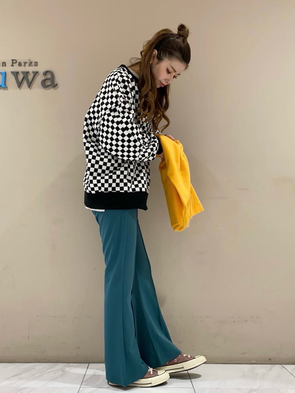 ホワイト系のスウェット、グリーン系のその他パンツ、イエロー系のストール/ショールを着用したレディースの冬コーディネートの2枚目の写真