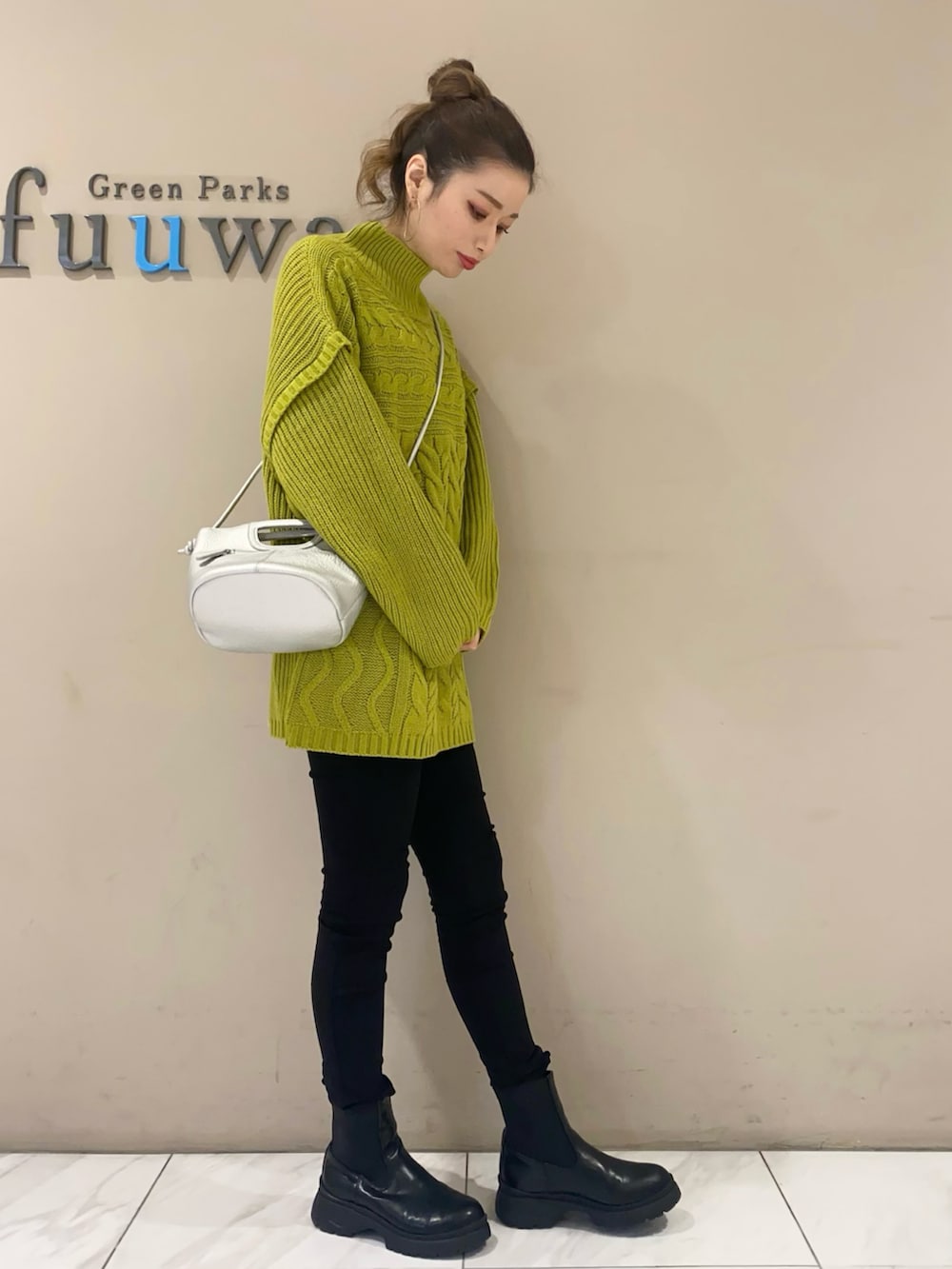 グリーン系のニット/セーター、シルバー系のショルダーバッグ、ブラック系のその他パンツを着用したレディースの秋コーディネートの2枚目の写真