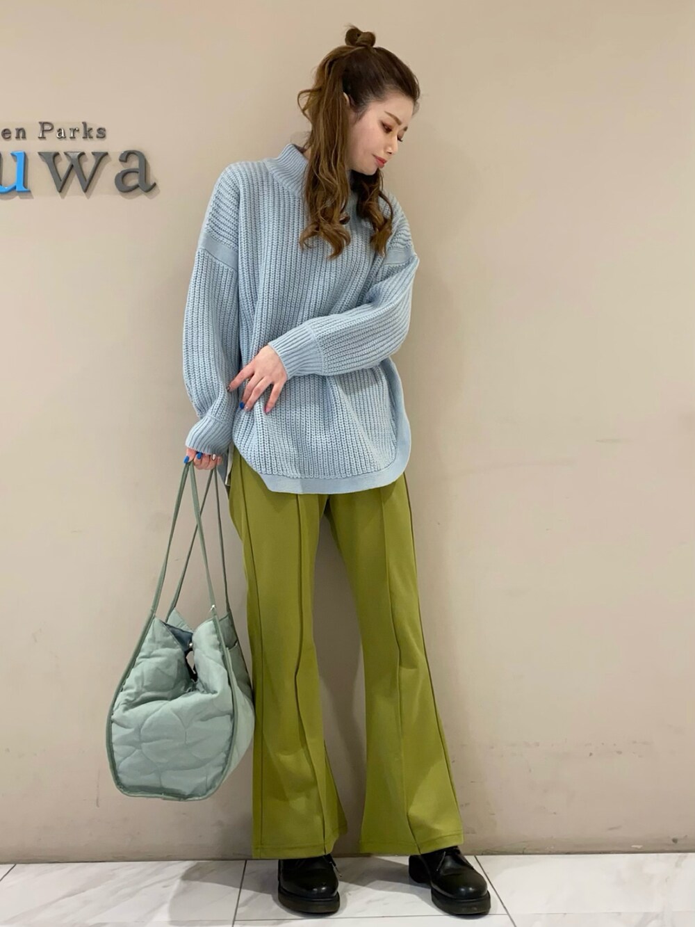 ブルー系のニット/セーター、グリーン系のトートバッグ、グリーン系のその他パンツを着用したレディースの冬コーディネートの2枚目の写真