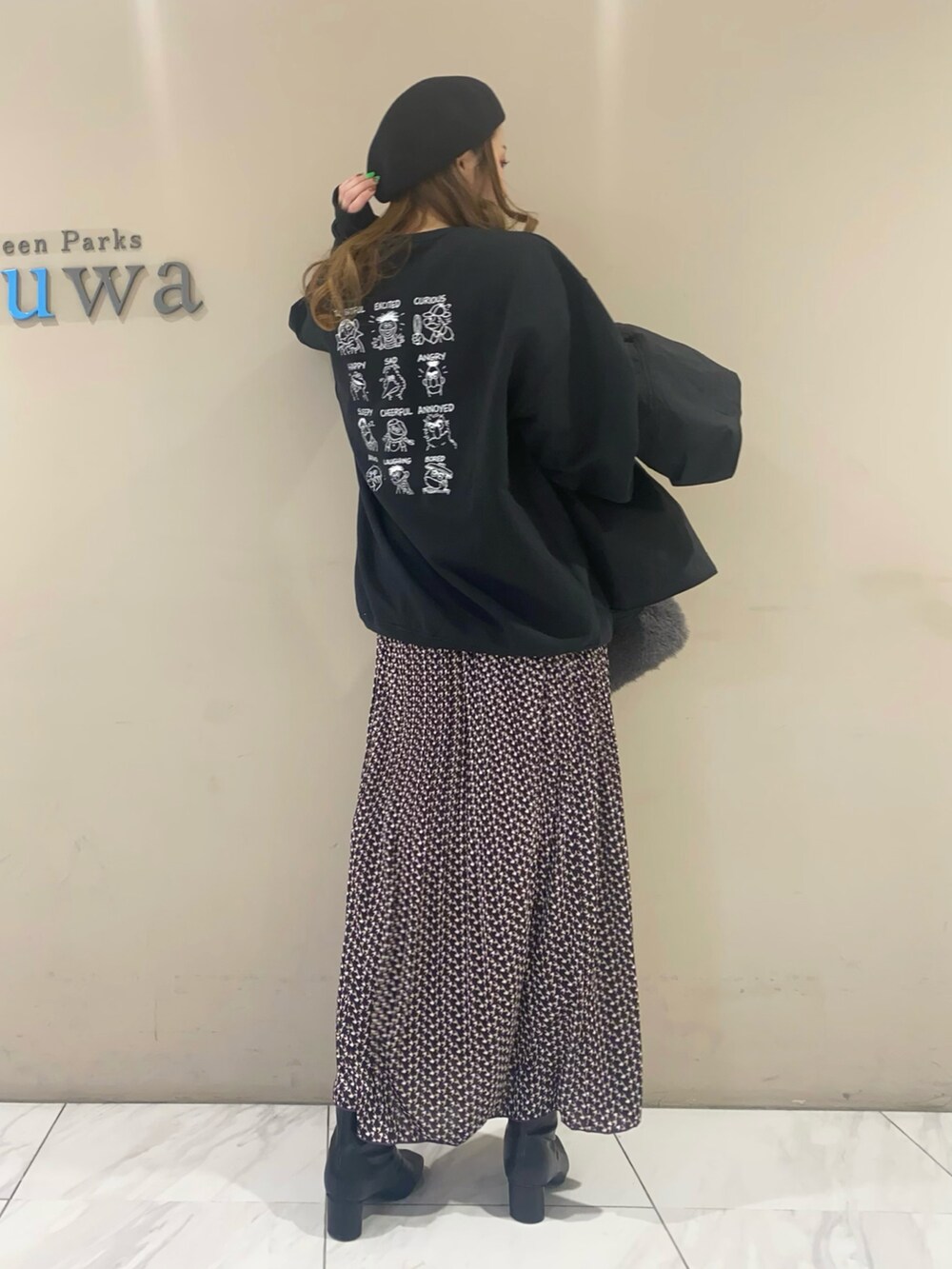 ブラック系のブルゾン、ブラック系のスウェット、グレー系のショルダーバッグを着用したレディースの冬コーディネートの3枚目の写真