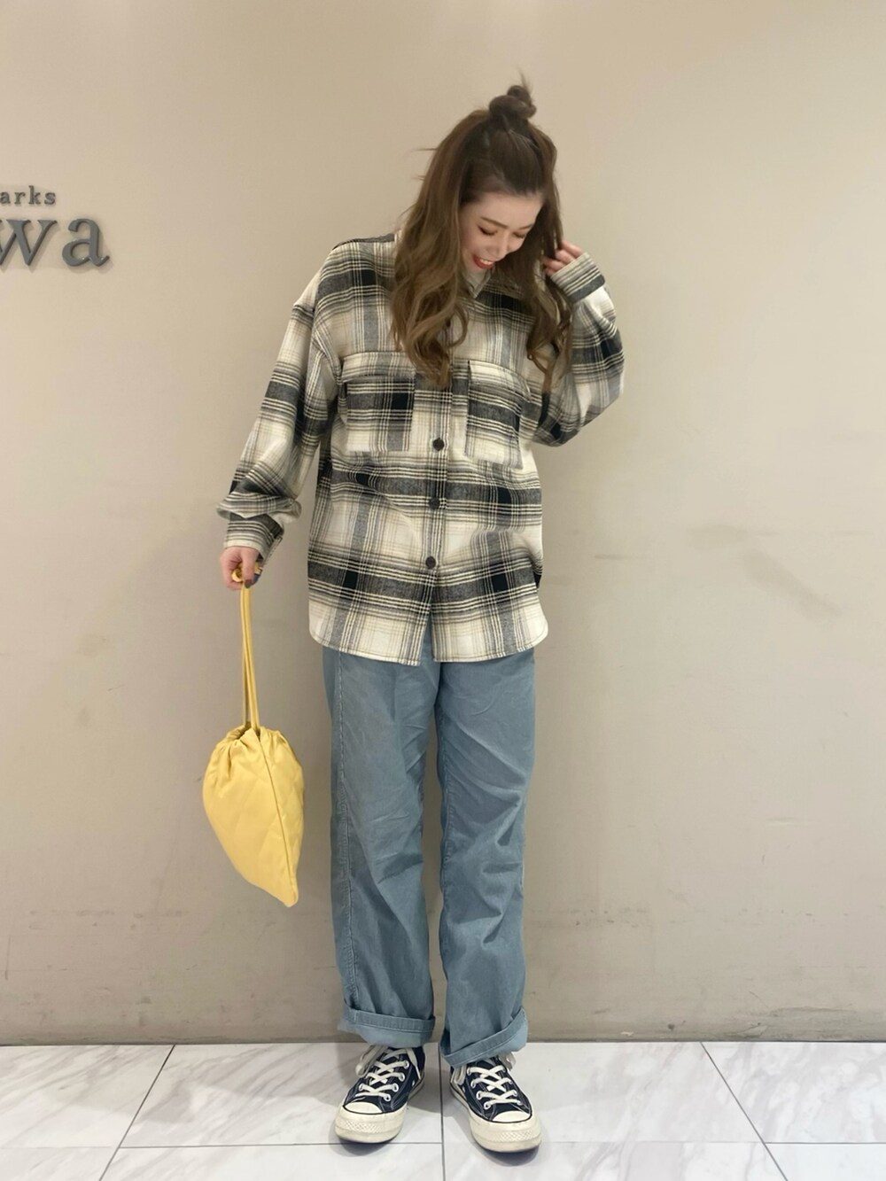 ブラック系のシャツ/ブラウス、ブルー系のその他パンツ、イエロー系のショルダーバッグを着用したレディースの冬コーディネートの2枚目の写真