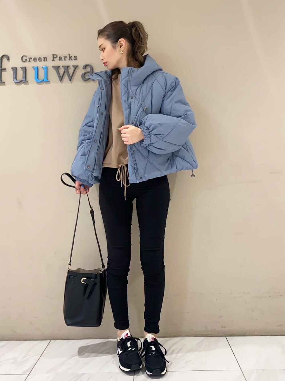 ブルー系のその他アウター、ベージュ系のTシャツ/カットソー、ブラック系のパンツを着用したレディースの冬コーディネートの2枚目の写真