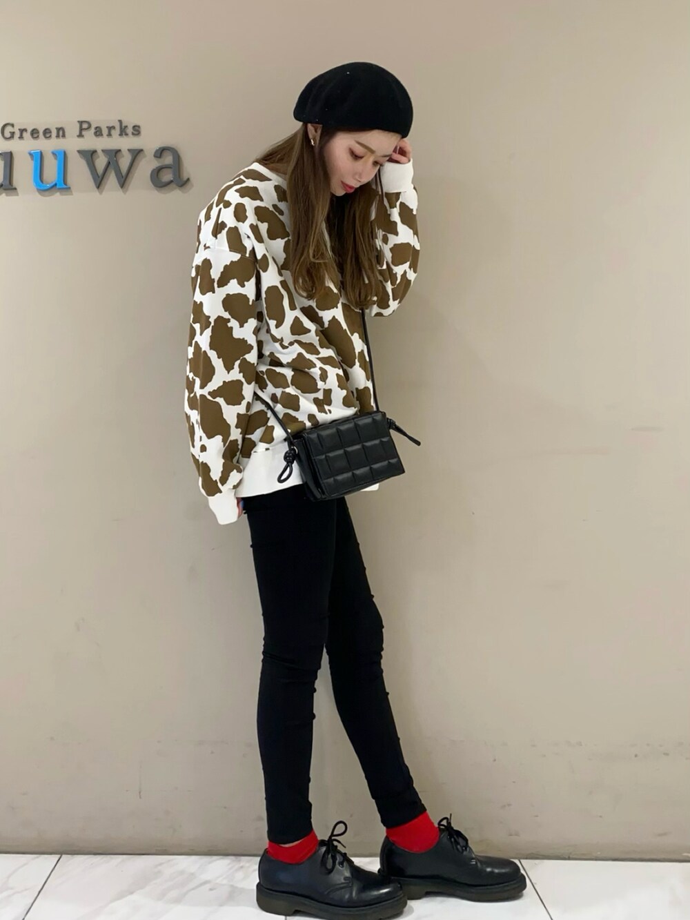 ホワイト系のスウェット、ブラック系のパンツ、ブラック系のショルダーバッグを着用したレディースの冬コーディネートの2枚目の写真