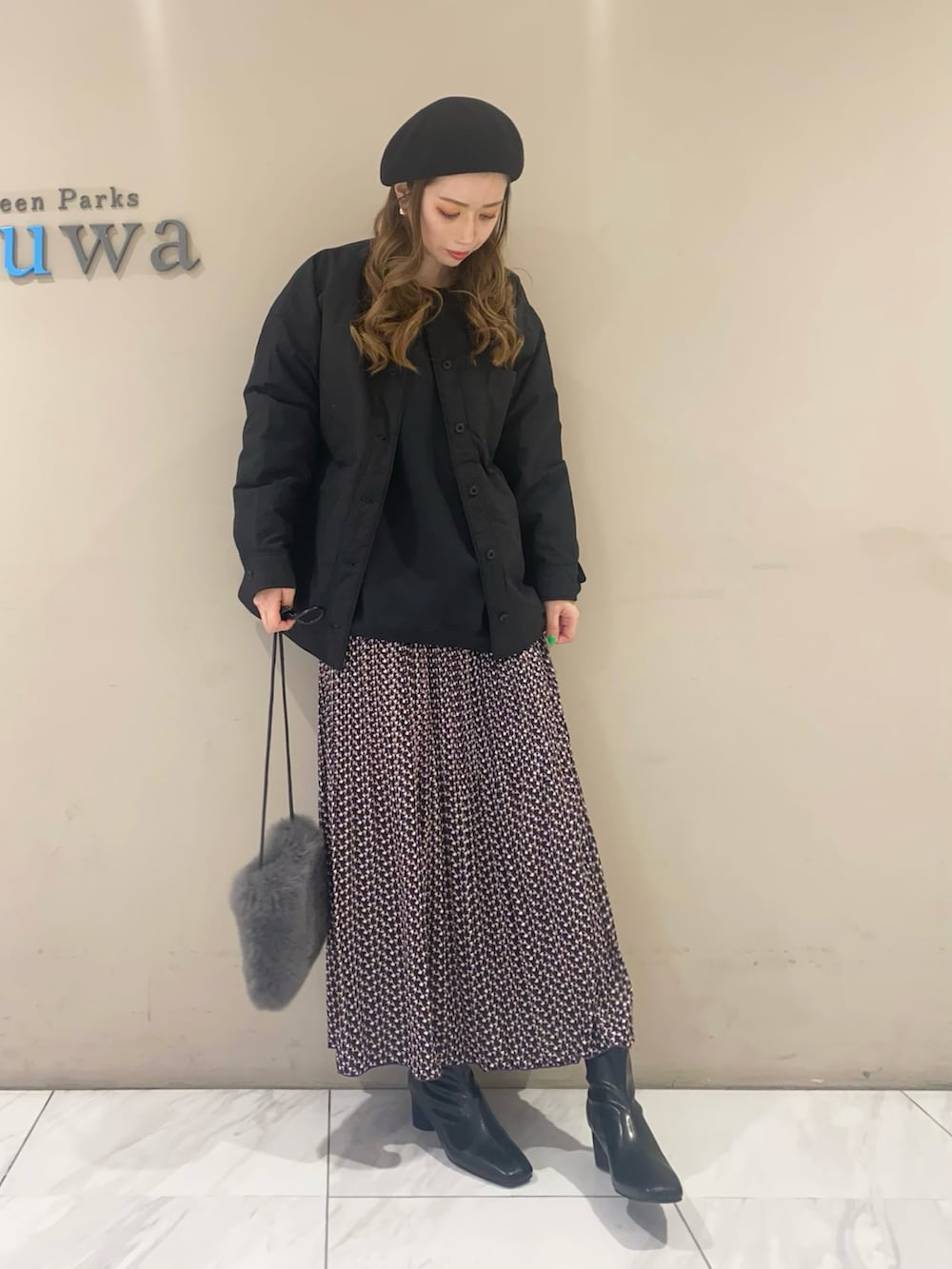 ブラック系のブルゾン、ブラック系のスウェット、グレー系のショルダーバッグを着用したレディースの冬コーディネートの2枚目の写真