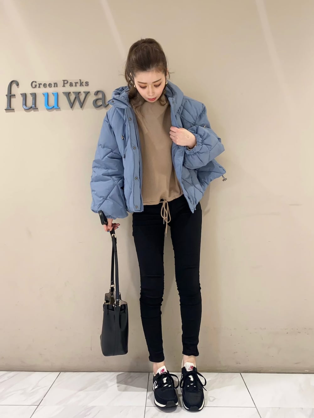 ブルー系のその他アウター、ベージュ系のTシャツ/カットソー、ブラック系のパンツを着用したレディースの冬コーディネートの3枚目の写真