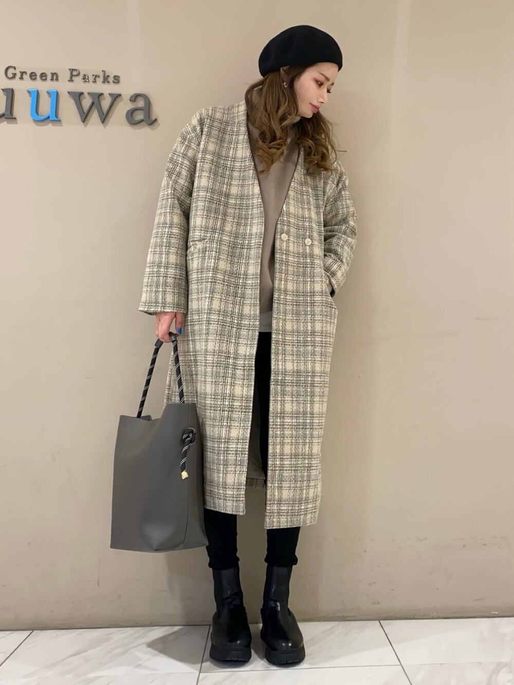 グレー系のトートバッグ、グレー系のスウェット、ブラック系のパンツを着用したレディースの冬コーディネートの2枚目の写真