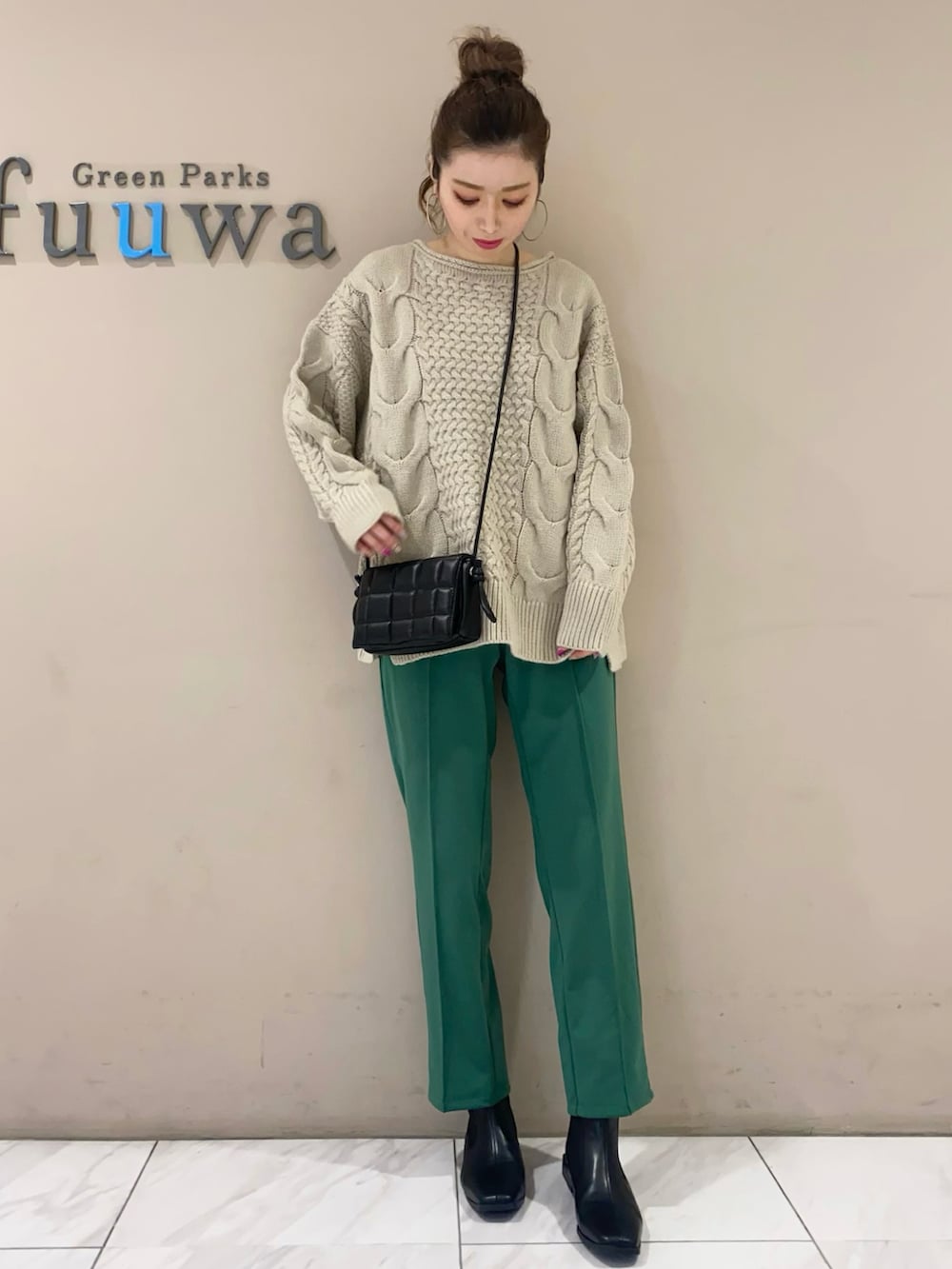 ベージュ系のニット/セーター、ブラック系のショルダーバッグ、グリーン系のその他パンツを着用したレディースの秋コーディネートの2枚目の写真