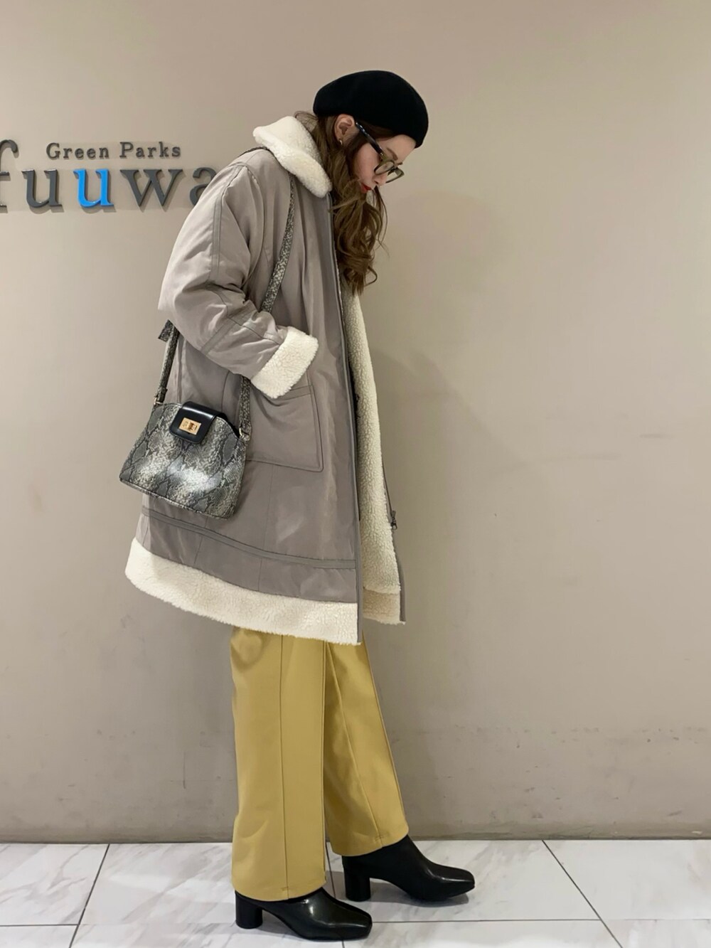 ブラウン系のその他アウター、ブラック系のニット/セーター、イエロー系のその他パンツを着用したレディースの冬コーディネートの3枚目の写真