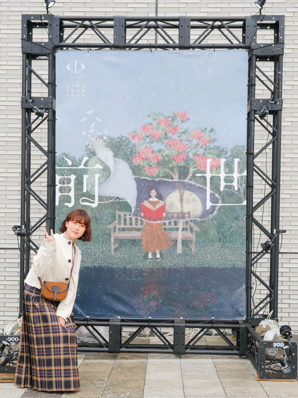 「秋コーデ、スカート、チェック、スカーフ、休日スタイル、トラッド、オニールオブダブリン、Paraboot、BRADY、Danton、ヨルシカ、今日のコーデ、お出かけコーデ」｜「UNFOLKのアイテム（ストール/ショール、レッド系）」を使った、しおりさん（レディース・155cm）の秋コーディネートの2枚目の写真