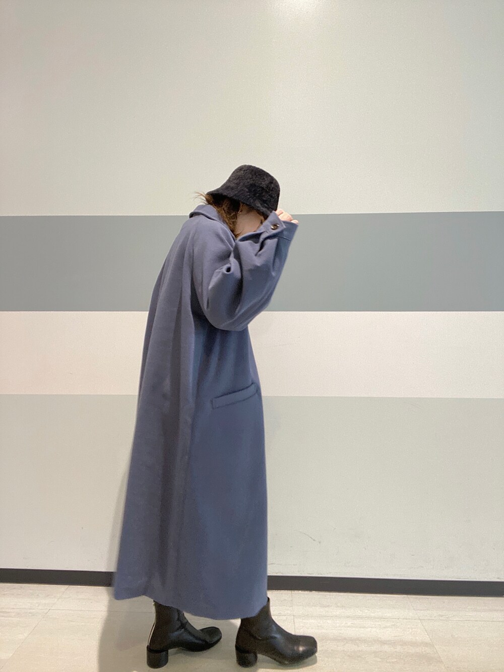 「大人カジュアル、ブルー、ブルーコート、オールブラック、バケットハット、GU、プロズヴェール、ロングコート、ワントーンコーデ、冬コーデ、デート」｜「prose verseのヘアリーバケットハット（ハット、ブラック系）」を使った、マユリさん（レディース・161cm）の秋コーディネートの2枚目の写真
