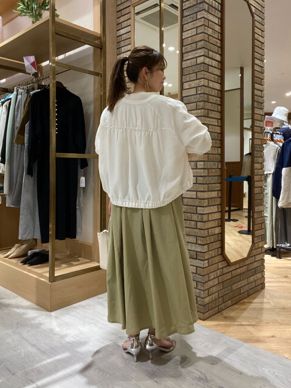 「春コーデ、ママコーデ、ワンピースコーデ、ドッキングワンピ、お花見コーデ、着回しコーデ、おでかけコーデ、デートコーデ、旅行コーデ、ブルゾン、トレンドコーデ、アラサーコーデ、30代コーデ、アラフォーママコーデ、春アウター」｜「Chez toiのニット×布帛ドッキングワンピース（ワンピース、グリーン系）」を使った、マユリさん（レディース・160cm）の春コーディネートの4枚目の写真