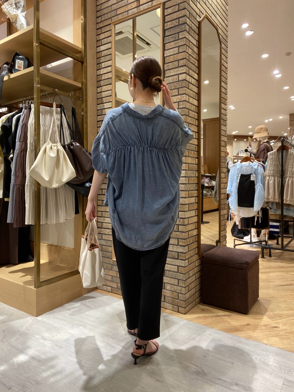 「デニム、シアートップス、テーマパークコーデ、夏服コーデ、ラクチンコーデ、お出かけコーデ、キレイめカジュアル、デニムコーデ、30代コーデ、ママファッション、ママコーデ、ロゴ、ロゴニット、テーパードパンツ、デニムシャツ」｜「Chez toiのBACKギャザーパウダー加工デニムシャツ（シャツ/ブラウス、ブルー系）」を使った、マユリさん（骨格ナチュラル・レディース・161cm）の夏コーディネートの4枚目の写真