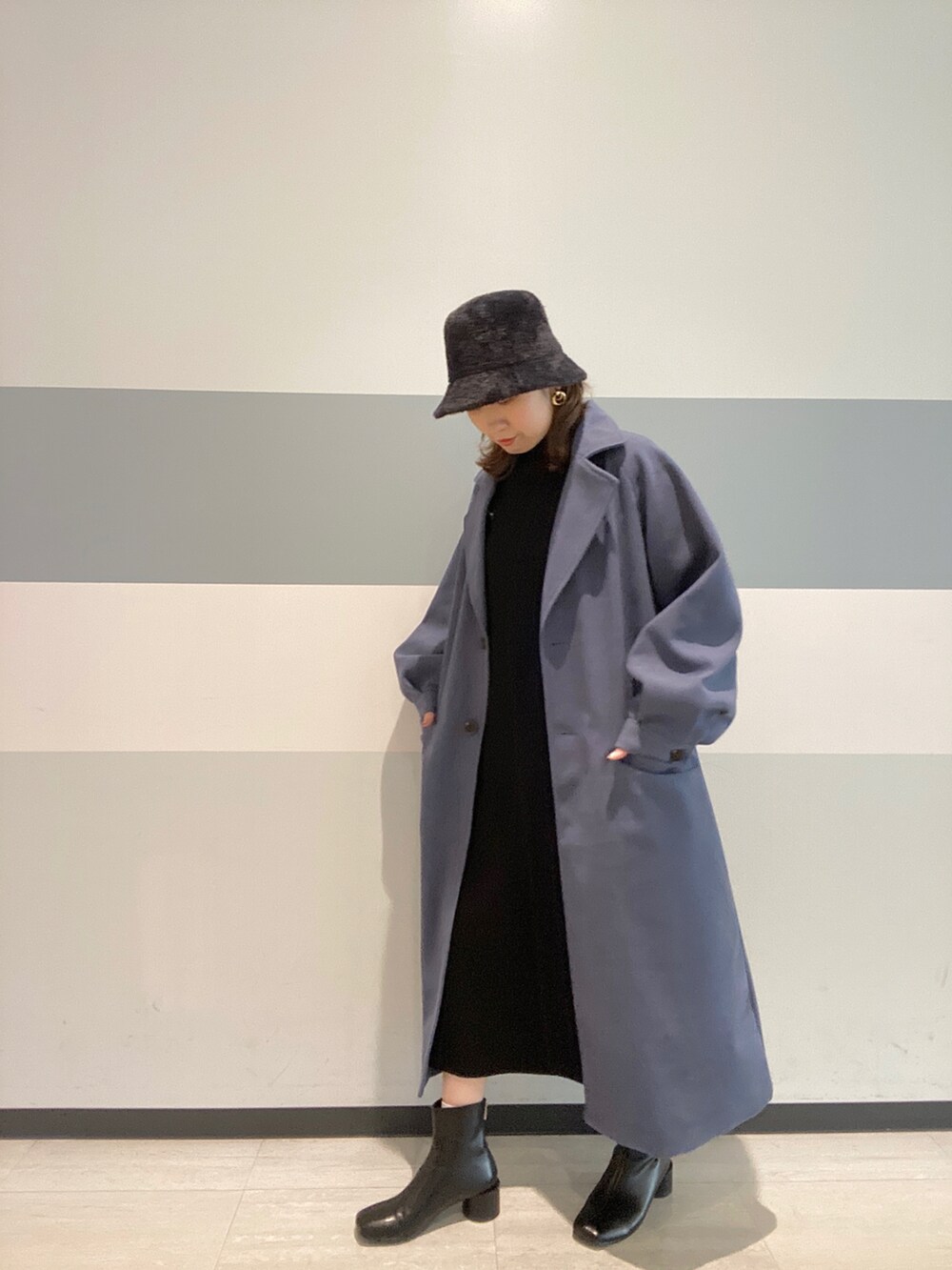 「大人カジュアル、ブルー、ブルーコート、オールブラック、バケットハット、GU、プロズヴェール、ロングコート、ワントーンコーデ、冬コーデ、デート」｜「prose verseのヘアリーバケットハット（ハット、ブラック系）」を使った、マユリさん（レディース・161cm）の秋コーディネートの3枚目の写真