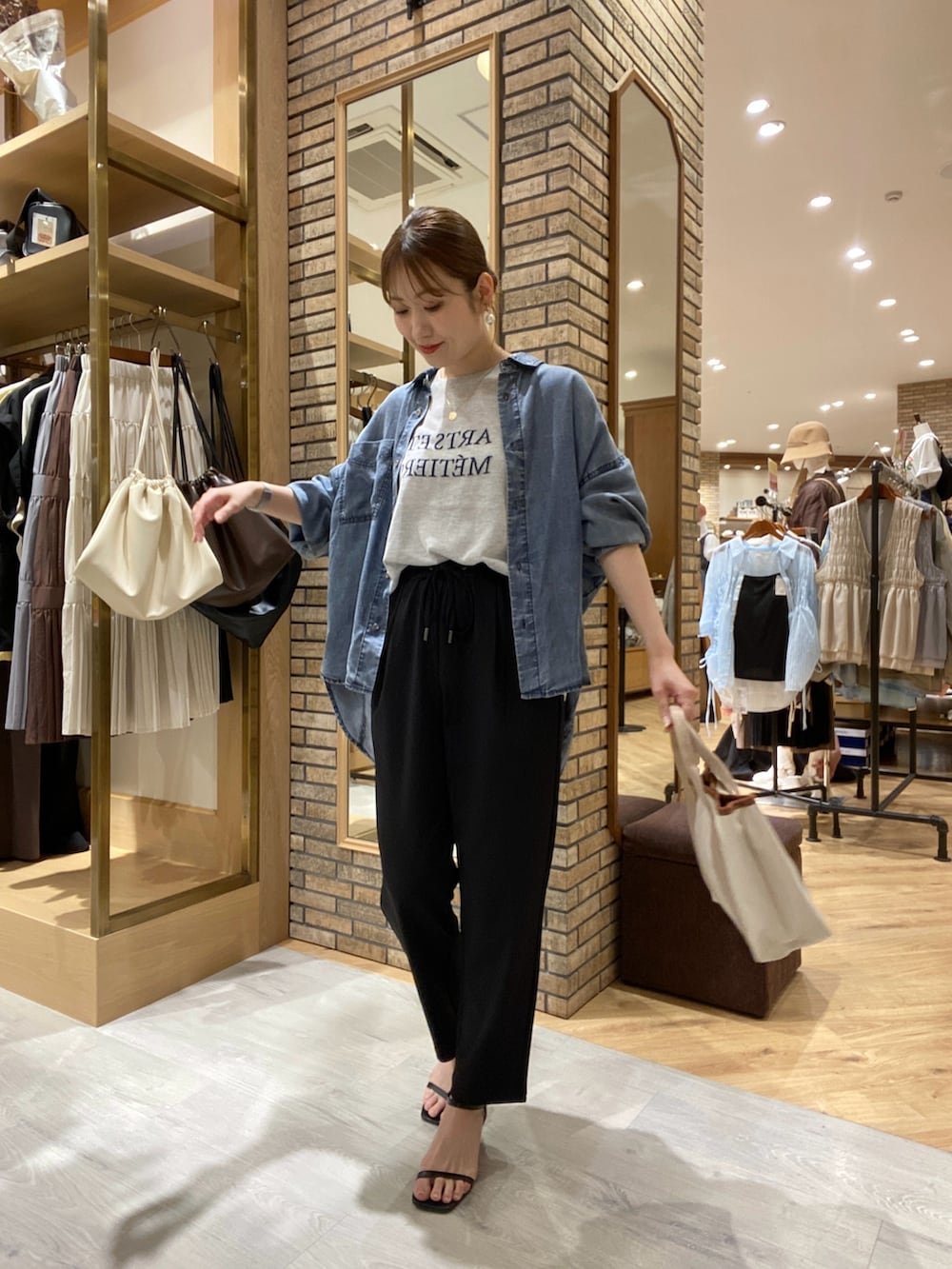 「デニム、シアートップス、テーマパークコーデ、夏服コーデ、ラクチンコーデ、お出かけコーデ、キレイめカジュアル、デニムコーデ、30代コーデ、ママファッション、ママコーデ、ロゴ、ロゴニット、テーパードパンツ、デニムシャツ」｜「Chez toiのBACKギャザーパウダー加工デニムシャツ（シャツ/ブラウス、ブルー系）」を使った、マユリさん（骨格ナチュラル・レディース・161cm）の夏コーディネートの5枚目の写真