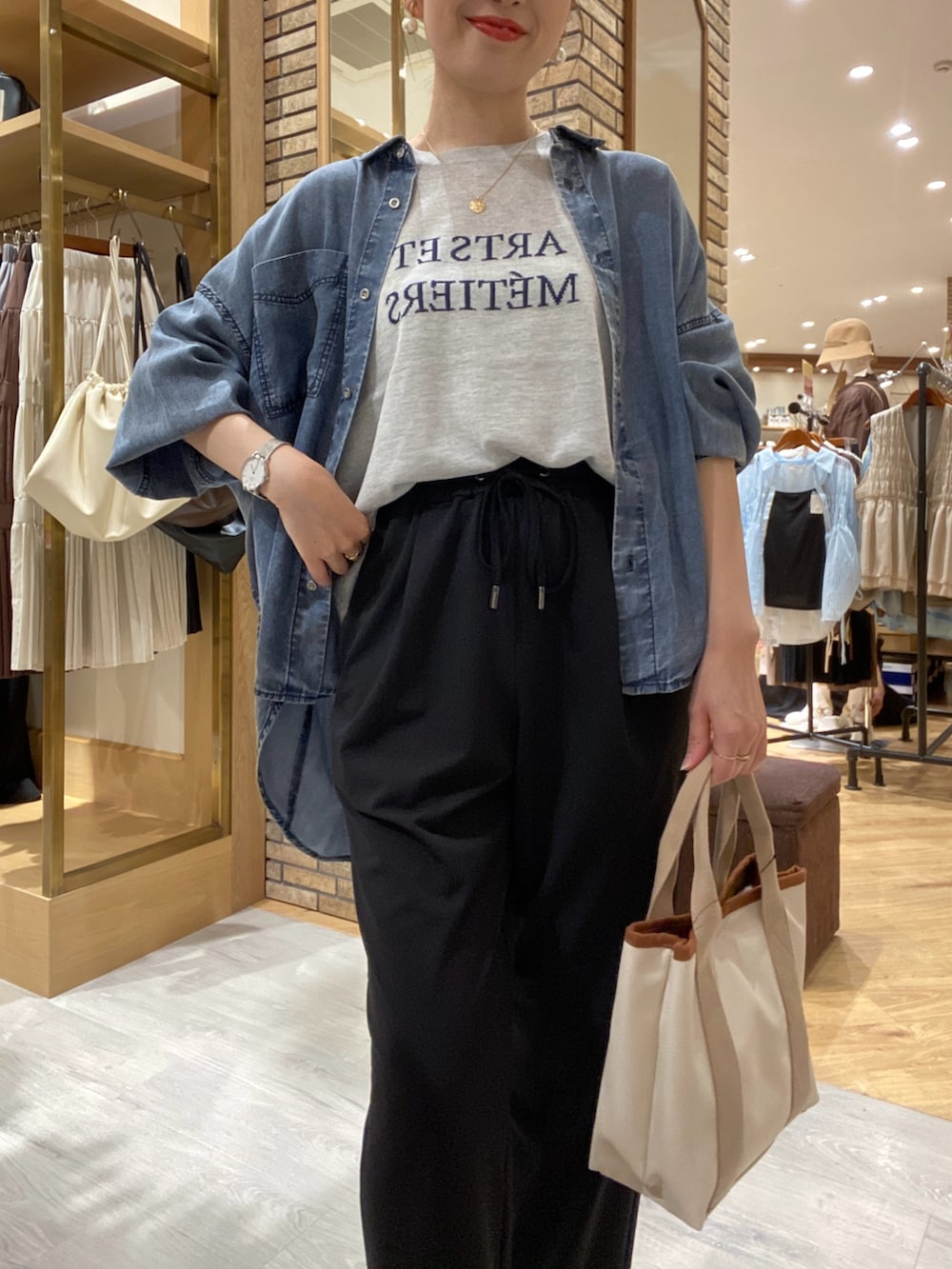 「デニム、シアートップス、テーマパークコーデ、夏服コーデ、ラクチンコーデ、お出かけコーデ、キレイめカジュアル、デニムコーデ、30代コーデ、ママファッション、ママコーデ、ロゴ、ロゴニット、テーパードパンツ、デニムシャツ」｜「Chez toiのBACKギャザーパウダー加工デニムシャツ（シャツ/ブラウス、ブルー系）」を使った、マユリさん（骨格ナチュラル・レディース・161cm）の夏コーディネートの6枚目の写真