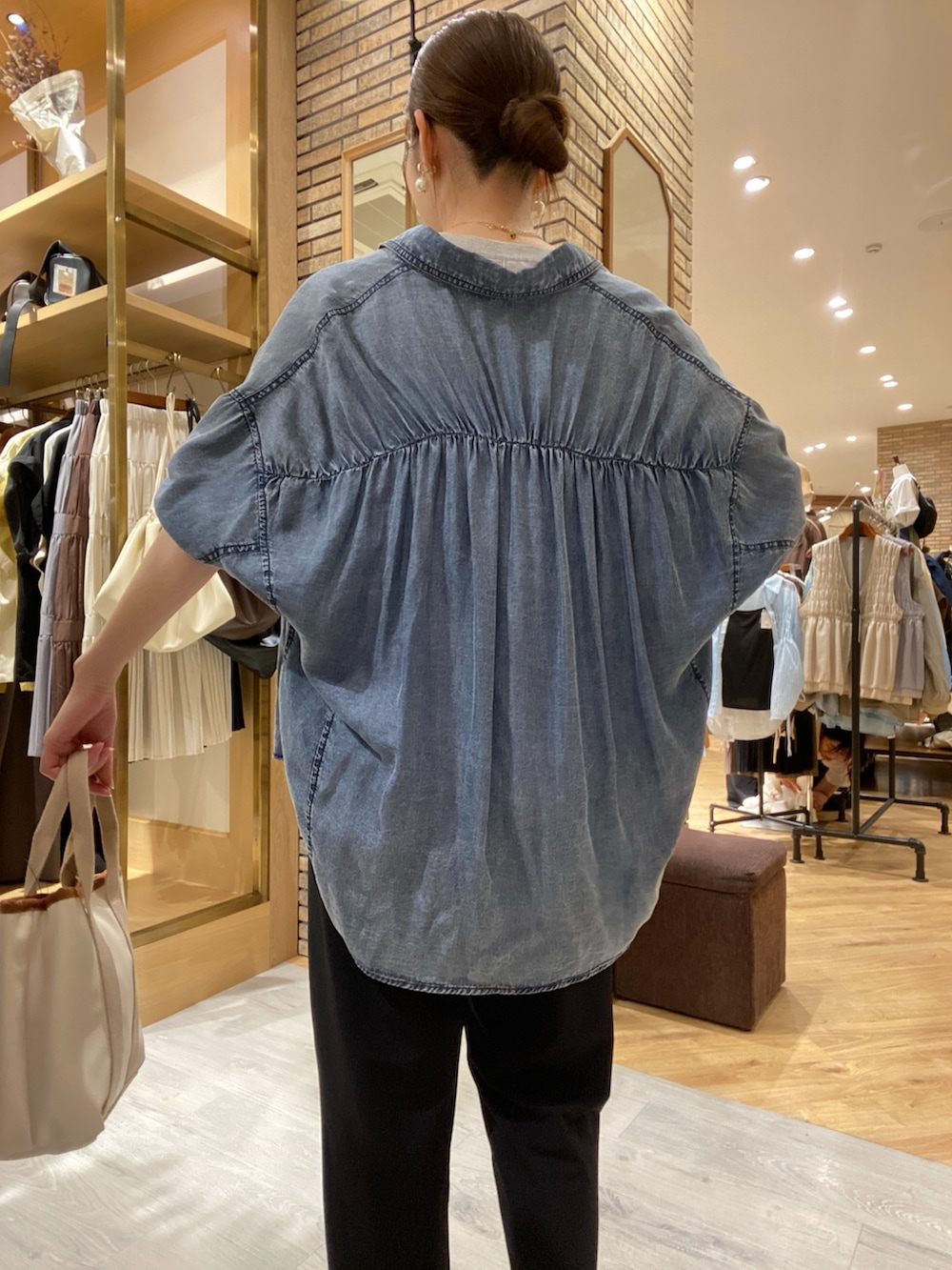「デニム、シアートップス、テーマパークコーデ、夏服コーデ、ラクチンコーデ、お出かけコーデ、キレイめカジュアル、デニムコーデ、30代コーデ、ママファッション、ママコーデ、ロゴ、ロゴニット、テーパードパンツ、デニムシャツ」｜「Chez toiのBACKギャザーパウダー加工デニムシャツ（シャツ/ブラウス、ブルー系）」を使った、マユリさん（骨格ナチュラル・レディース・161cm）の夏コーディネートの7枚目の写真