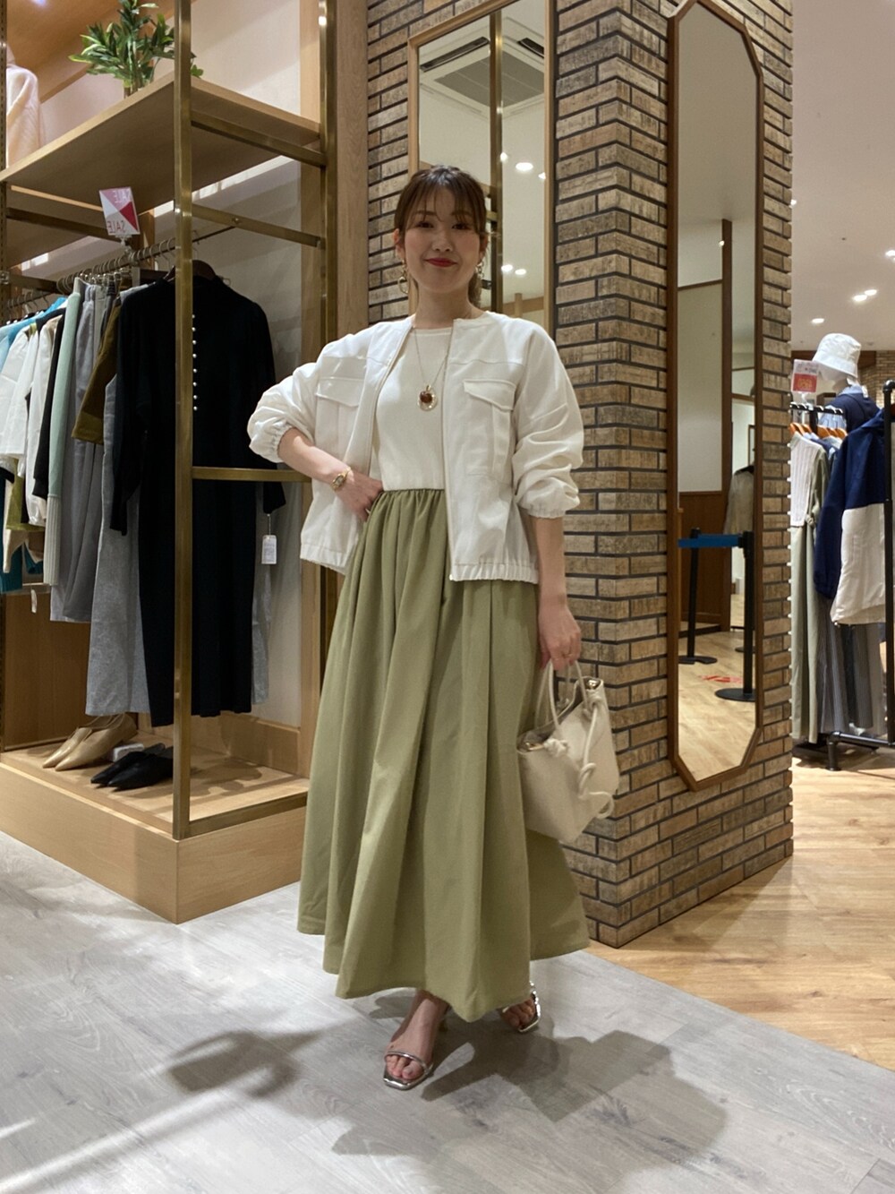 「春コーデ、ママコーデ、ワンピースコーデ、ドッキングワンピ、お花見コーデ、着回しコーデ、おでかけコーデ、デートコーデ、旅行コーデ、ブルゾン、トレンドコーデ、アラサーコーデ、30代コーデ、アラフォーママコーデ、春アウター」｜「Chez toiのニット×布帛ドッキングワンピース（ワンピース、グリーン系）」を使った、マユリさん（レディース・160cm）の春コーディネートの2枚目の写真