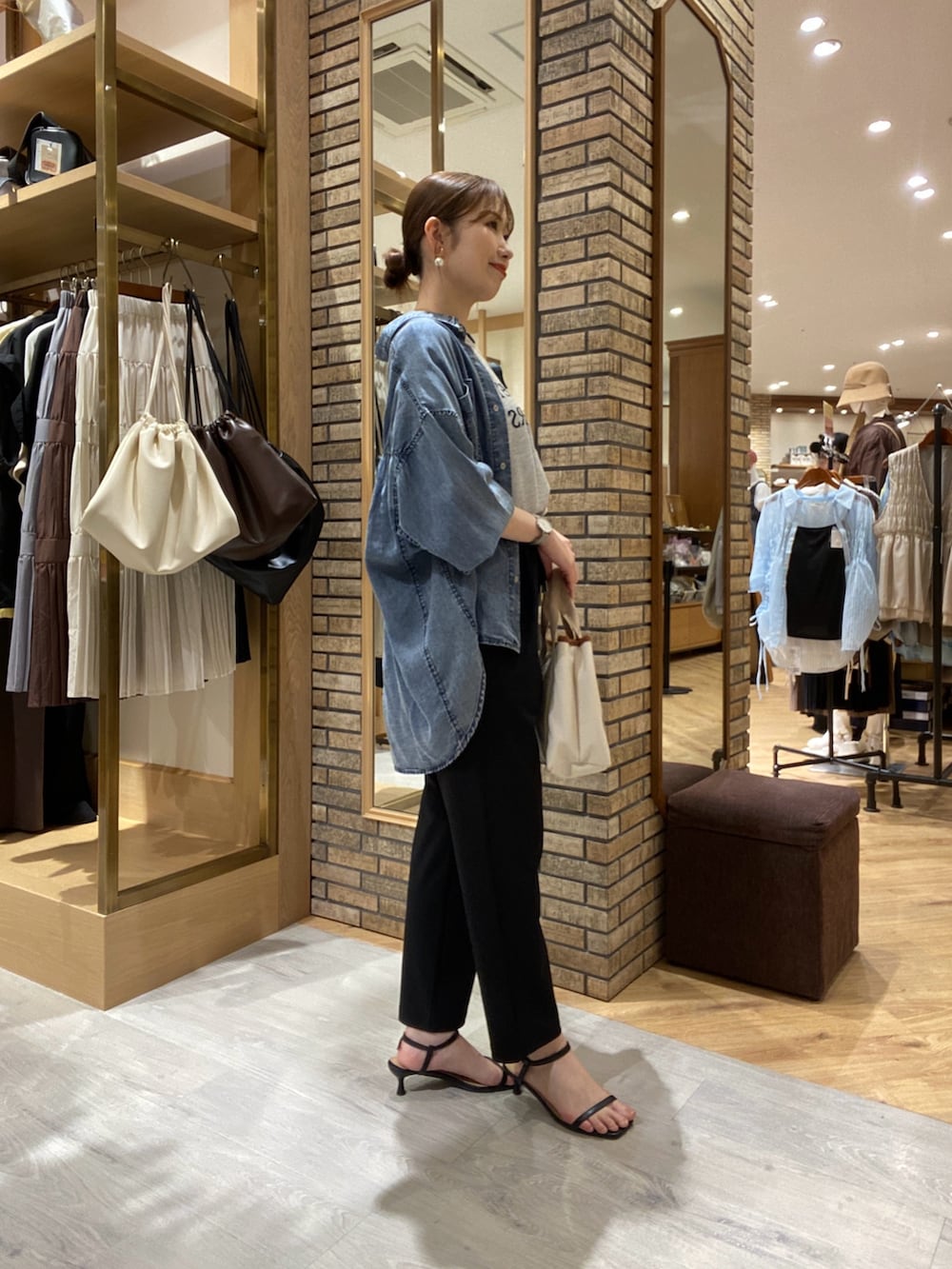 「デニム、シアートップス、テーマパークコーデ、夏服コーデ、ラクチンコーデ、お出かけコーデ、キレイめカジュアル、デニムコーデ、30代コーデ、ママファッション、ママコーデ、ロゴ、ロゴニット、テーパードパンツ、デニムシャツ」｜「Chez toiのBACKギャザーパウダー加工デニムシャツ（シャツ/ブラウス、ブルー系）」を使った、マユリさん（骨格ナチュラル・レディース・161cm）の夏コーディネートの3枚目の写真