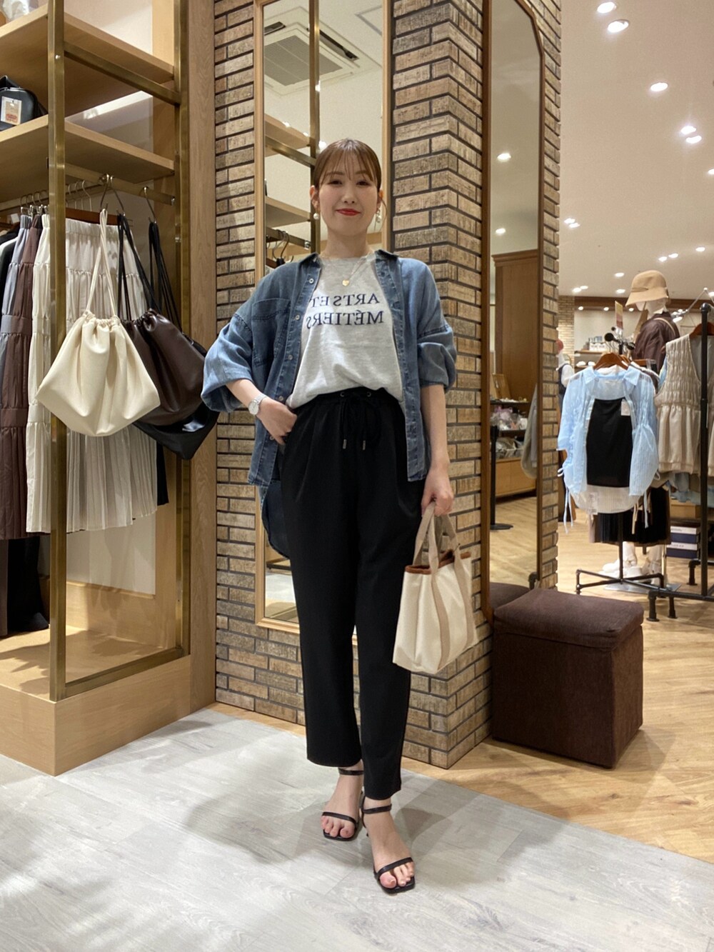 「デニム、シアートップス、テーマパークコーデ、夏服コーデ、ラクチンコーデ、お出かけコーデ、キレイめカジュアル、デニムコーデ、30代コーデ、ママファッション、ママコーデ、ロゴ、ロゴニット、テーパードパンツ、デニムシャツ」｜「Chez toiのBACKギャザーパウダー加工デニムシャツ（シャツ/ブラウス、ブルー系）」を使った、マユリさん（骨格ナチュラル・レディース・161cm）の夏コーディネートの2枚目の写真