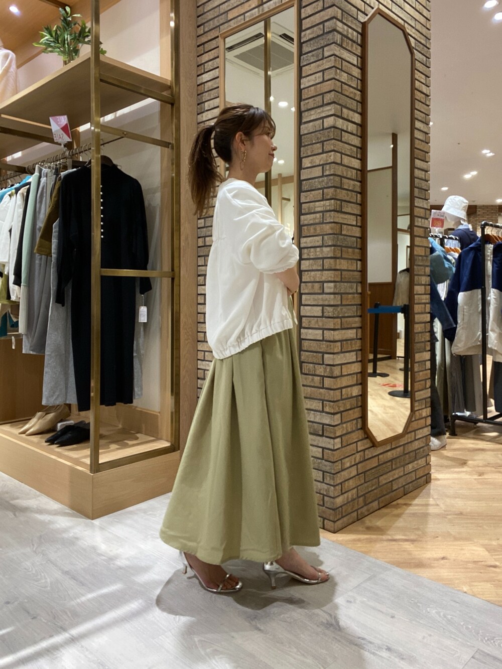 「春コーデ、ママコーデ、ワンピースコーデ、ドッキングワンピ、お花見コーデ、着回しコーデ、おでかけコーデ、デートコーデ、旅行コーデ、ブルゾン、トレンドコーデ、アラサーコーデ、30代コーデ、アラフォーママコーデ、春アウター」｜「Chez toiのニット×布帛ドッキングワンピース（ワンピース、グリーン系）」を使った、マユリさん（レディース・160cm）の春コーディネートの3枚目の写真