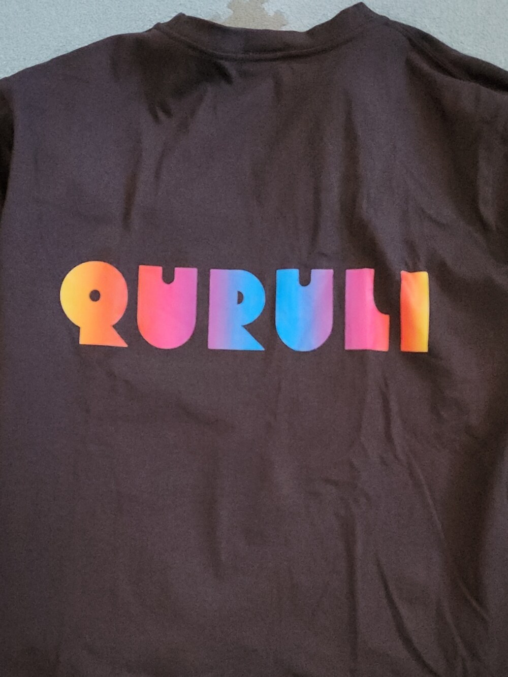 ブラック系のTシャツ/カットソーを着用したメンズの冬コーディネートの2枚目の写真