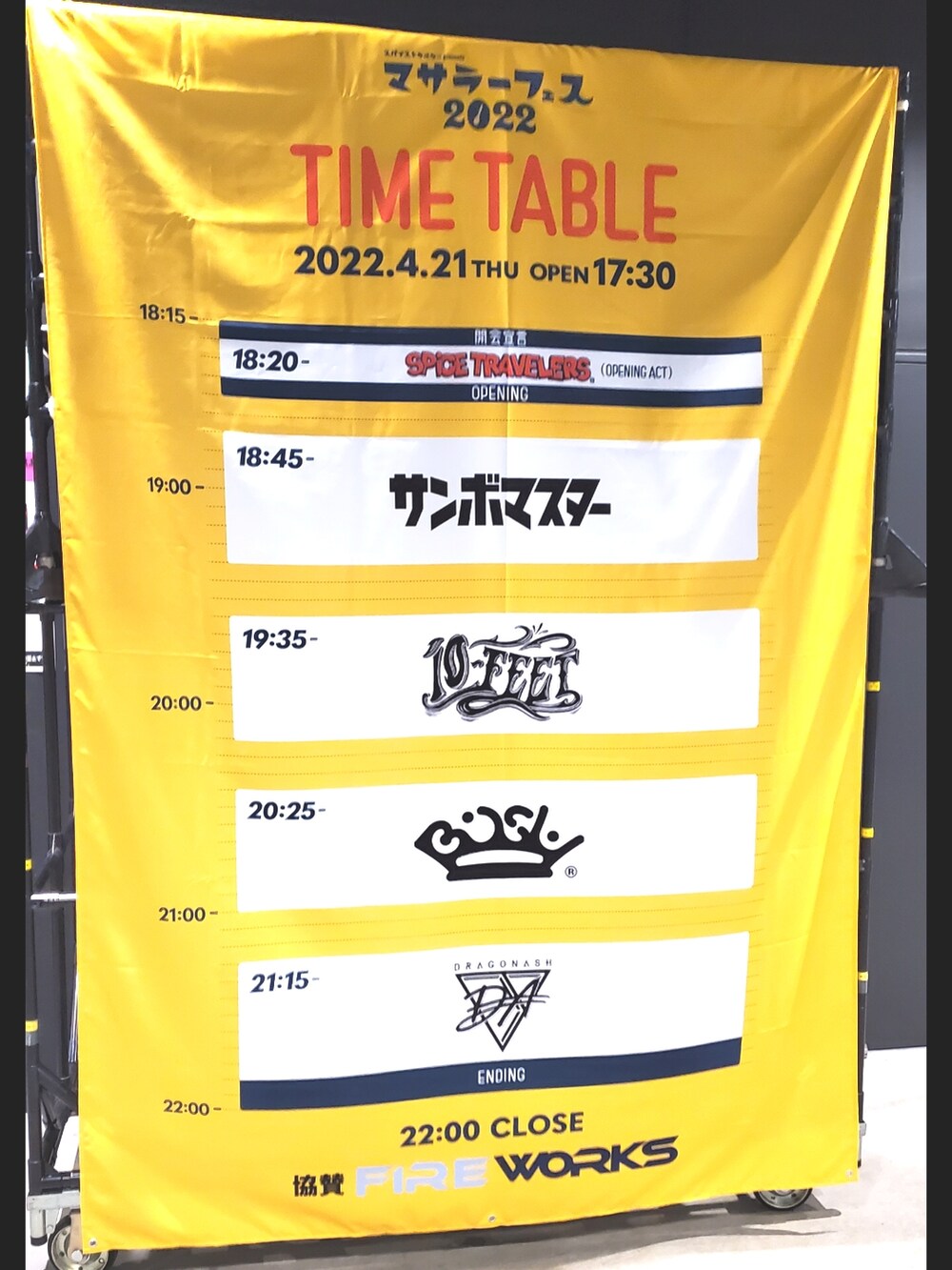 ホワイト系のTシャツ/カットソー、ブルー系のタオルを着用したメンズの春コーディネートの2枚目の写真