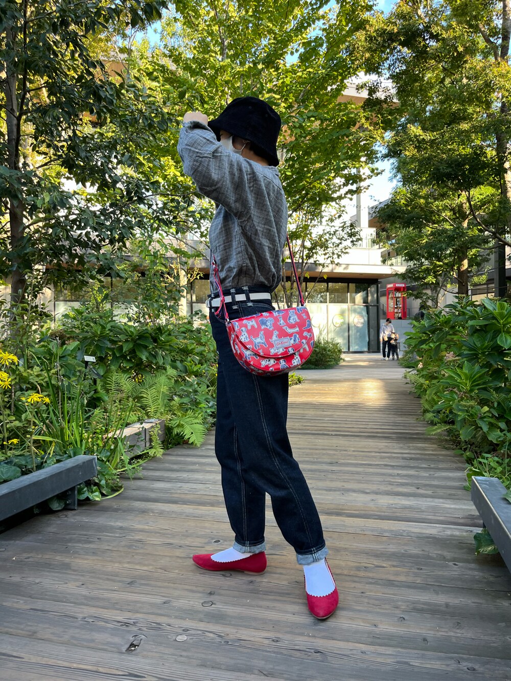 「Levi'sのアイテム（デニムパンツ、ブルー系）」を使った、halkaさん（レディース・153cm）の秋コーディネートの2枚目の写真