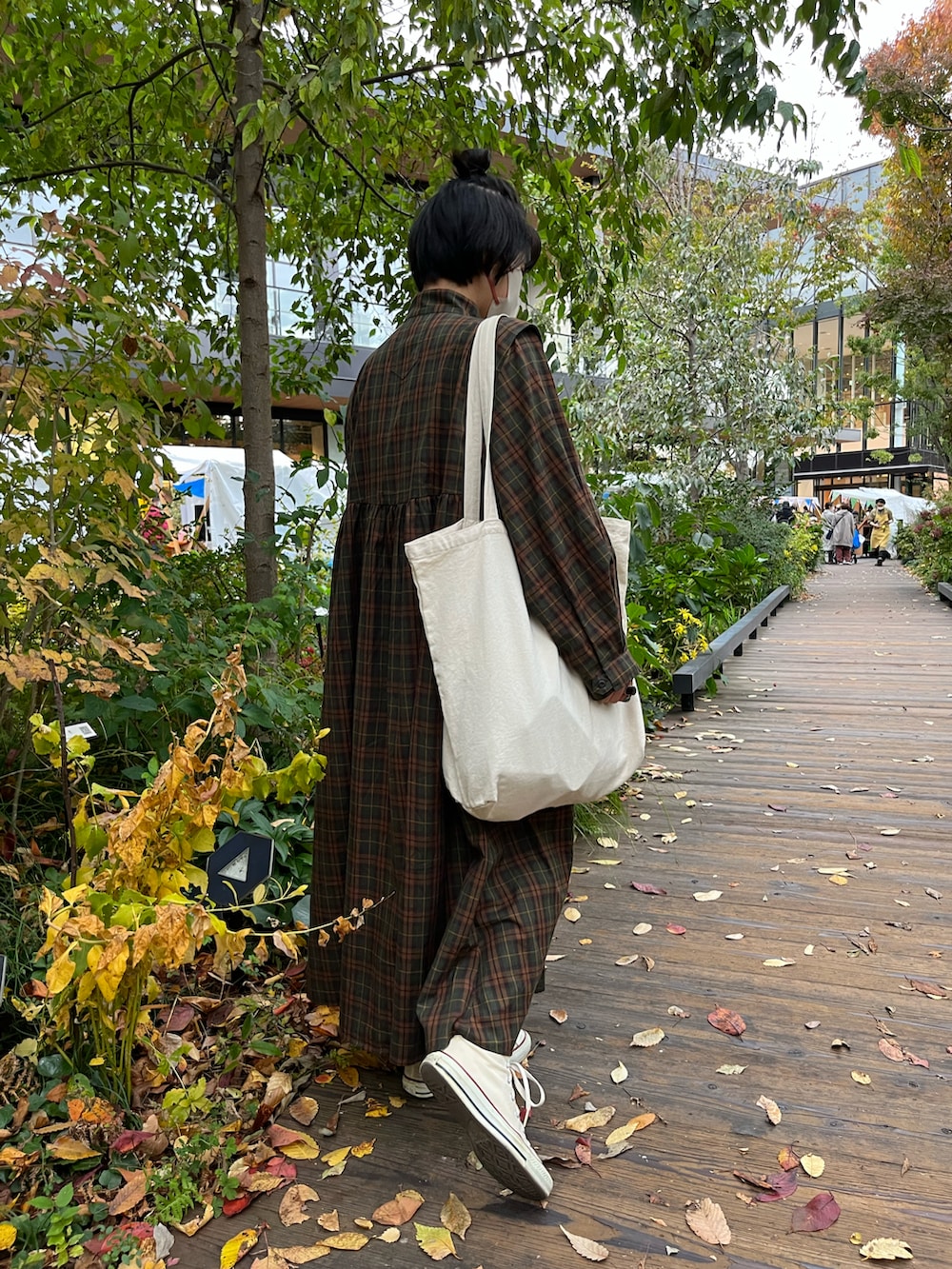 「秋コーデ、ワンピース、デート」｜「FREAK'S STOREのバルーンスリーブマキシワンピース（シャツワンピース、ブラウン系）」を使った、halkaさん（レディース・153cm）の秋コーディネートの2枚目の写真