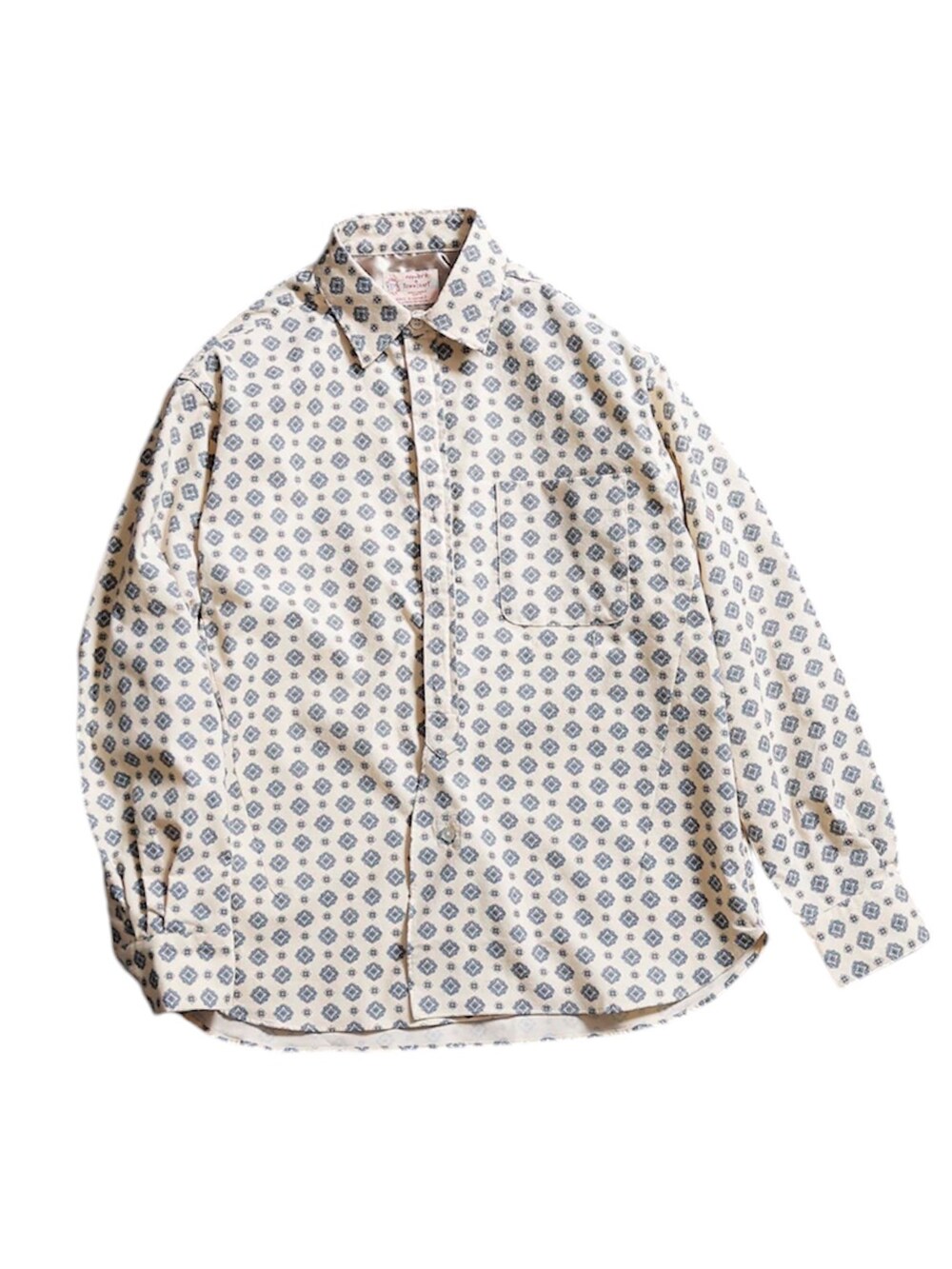 グレー系のスニーカー、ブラック系のカーゴパンツ、ホワイト系のカーディガン/ボレロを着用したメンズの秋コーディネートの3枚目の写真