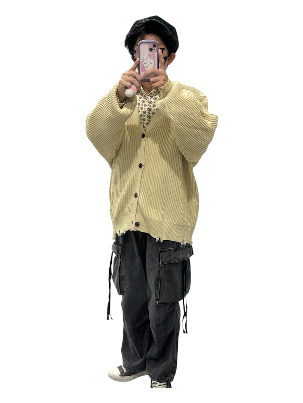 グレー系のスニーカー、ブラック系のカーゴパンツ、ホワイト系のカーディガン/ボレロを着用したメンズの秋コーディネートの2枚目の写真