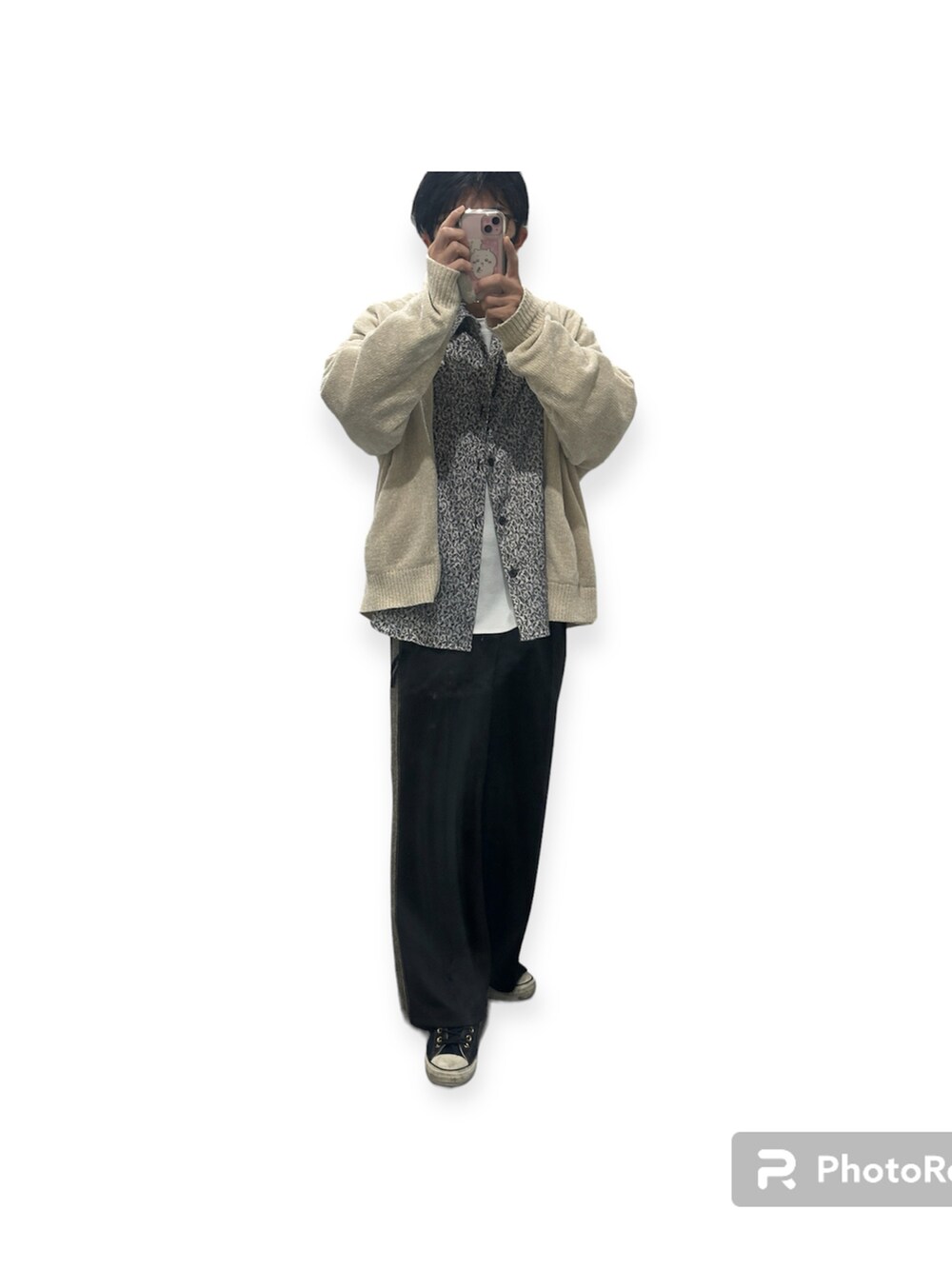 ブルー系のスニーカー、ブラック系のその他パンツ、ホワイト系のTシャツ/カットソーを着用したメンズの春コーディネートの2枚目の写真