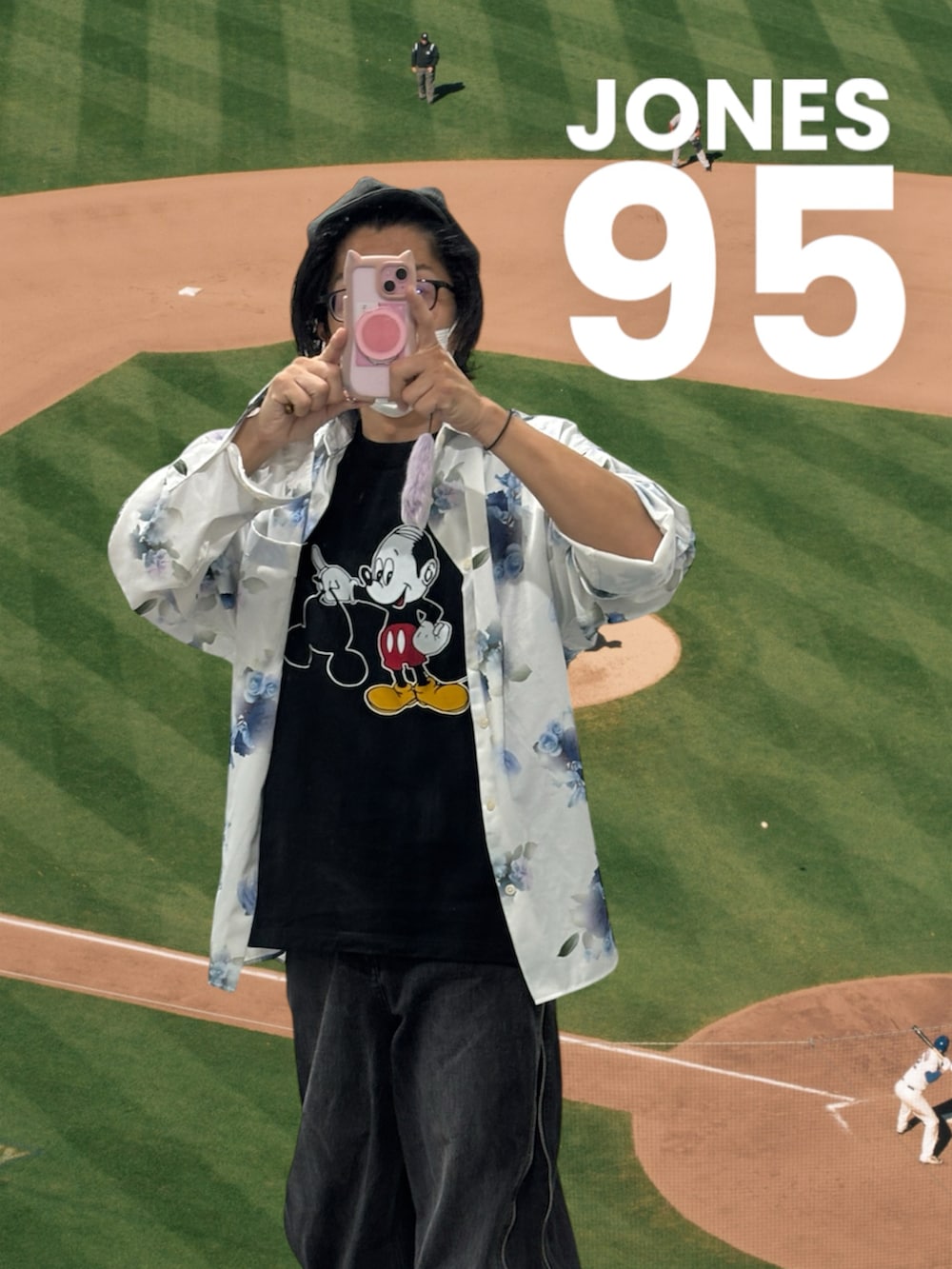 ブラック系のデニムパンツ、ブラック系のTシャツ/カットソー、ホワイト系のシャツ/ブラウスを着用したメンズの夏コーディネートの3枚目の写真