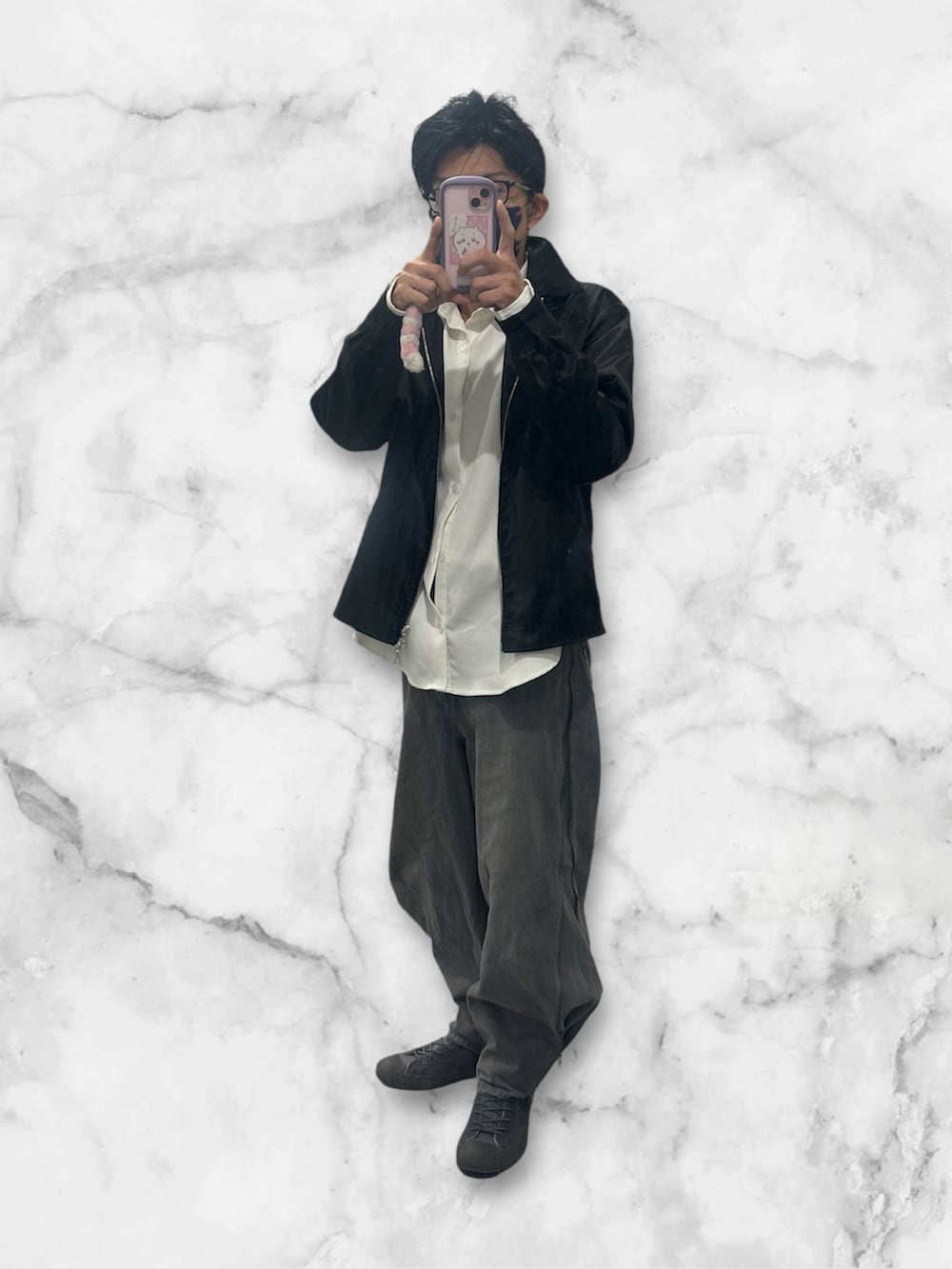 グレー系のスニーカー、グレー系のデニムパンツ、ホワイト系のシャツ/ブラウスを着用したメンズの秋コーディネートの2枚目の写真