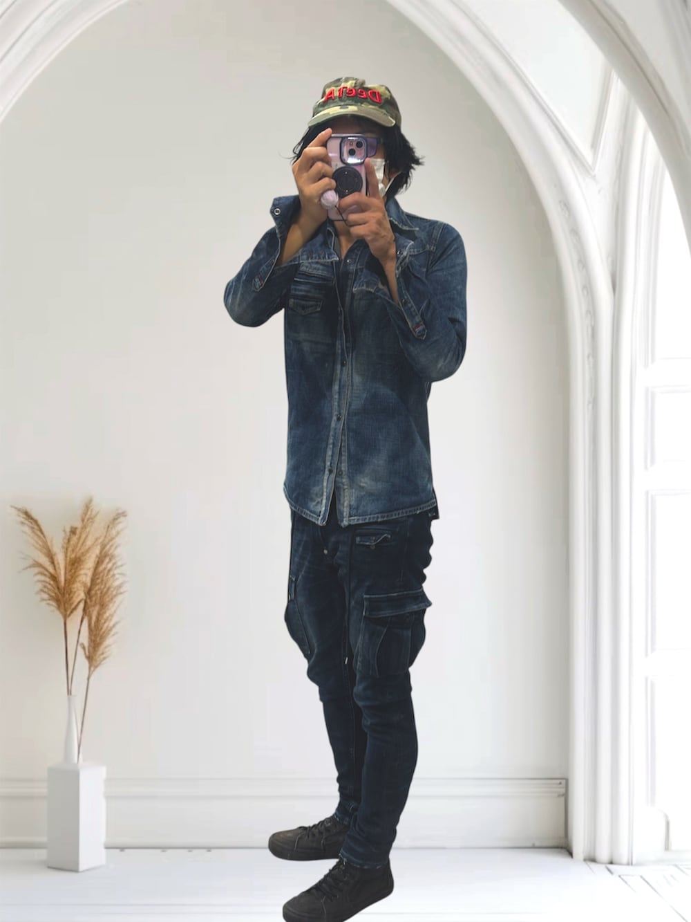 ブラック系のスニーカー、ブルー系のカーゴパンツ、ブルー系のシャツ/ブラウスを着用したメンズの夏コーディネートの3枚目の写真