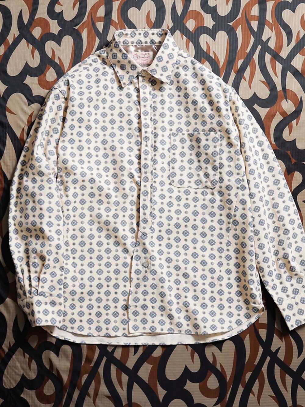 グレー系のスニーカー、ブラック系のカーゴパンツ、ホワイト系のカーディガン/ボレロを着用したメンズの秋コーディネートの4枚目の写真