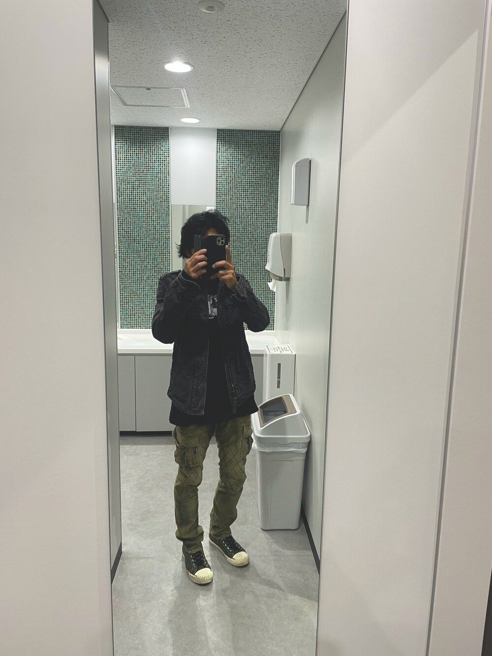 ブラック系のスニーカー、ブラック系のつなぎ/オールインワン、ブラック系のキャップを着用したメンズの秋コーディネートの2枚目の写真