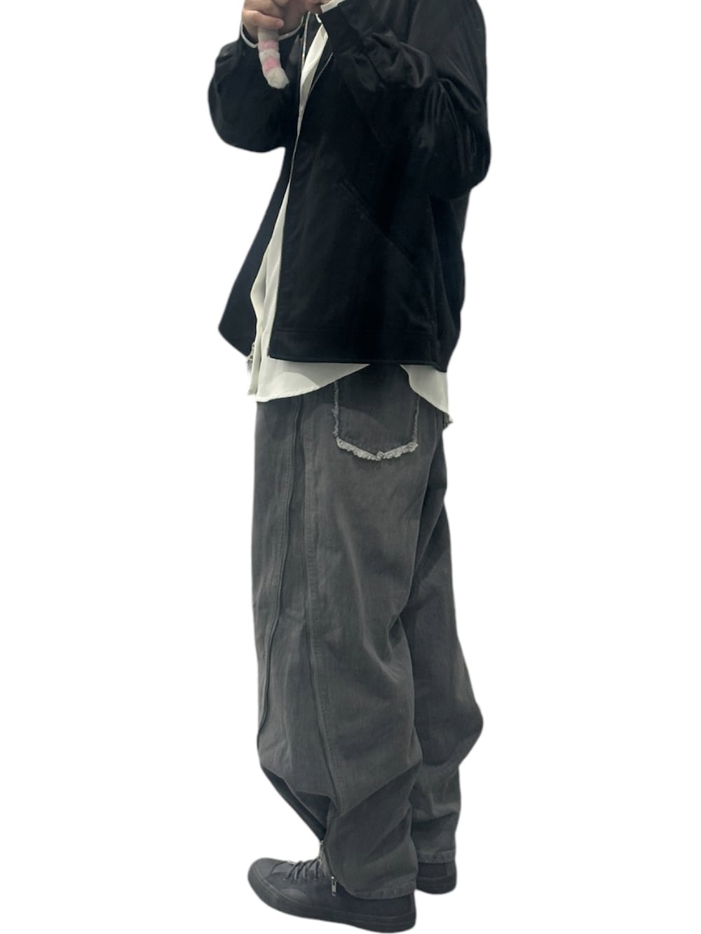 グレー系のスニーカー、グレー系のデニムパンツ、ホワイト系のシャツ/ブラウスを着用したメンズの秋コーディネートの3枚目の写真