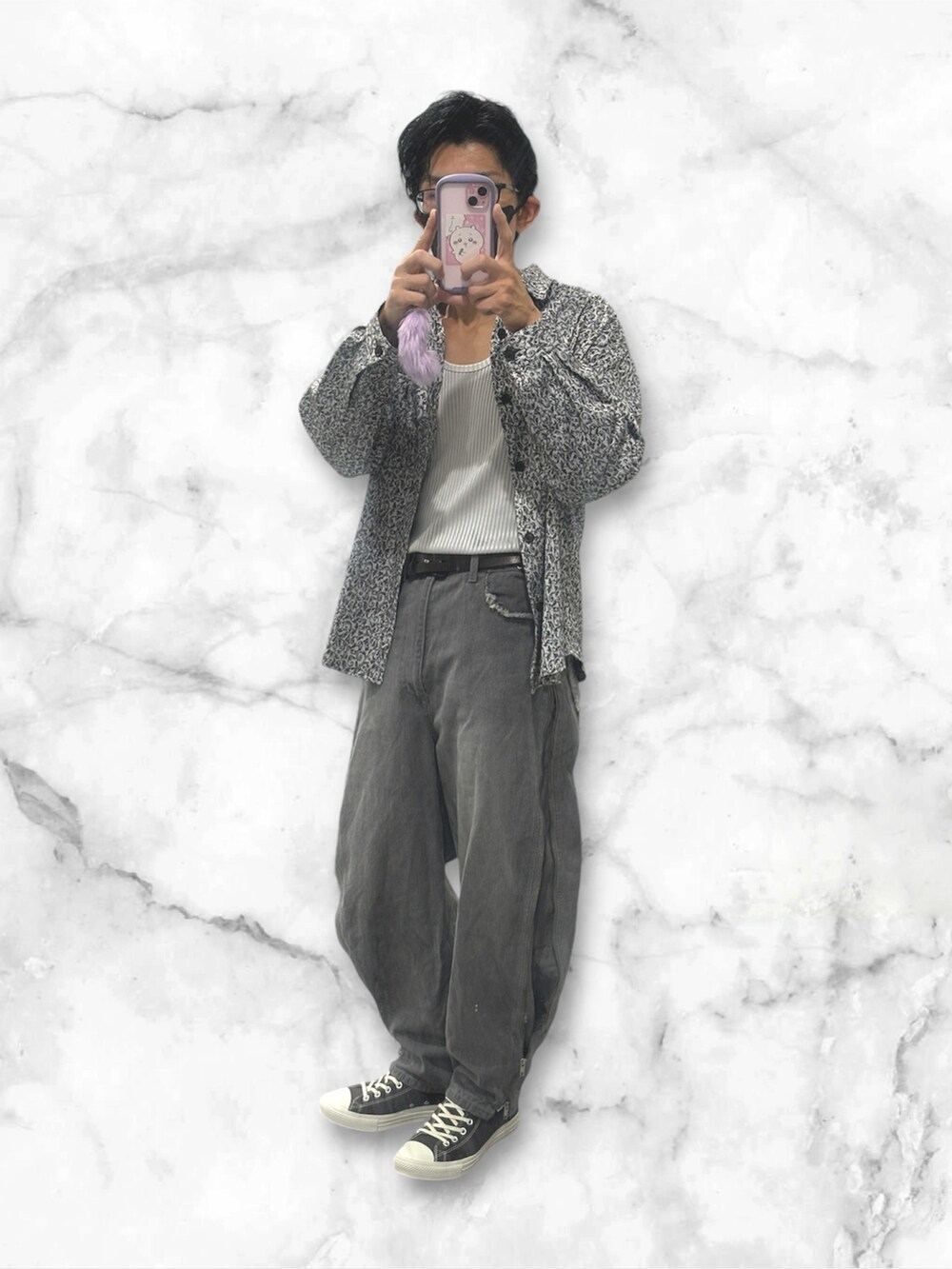 グレー系のスニーカー、グレー系のデニムパンツ、ホワイト系のタンクトップを着用したメンズの秋コーディネートの2枚目の写真