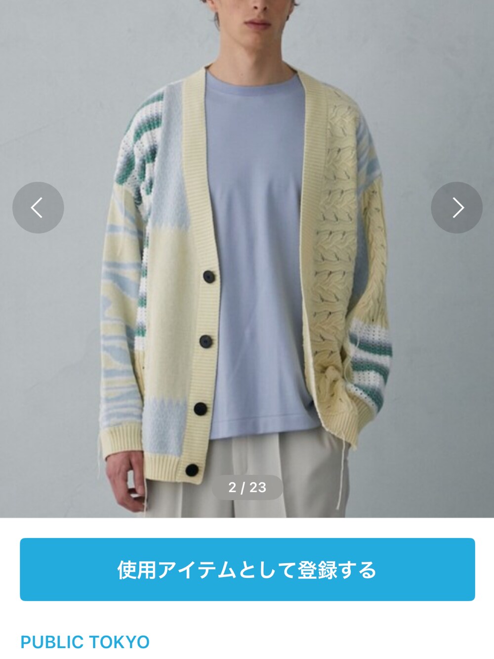 ブラック系のシューズアクセサリー、ホワイト系のスニーカー、ブルー系のデニムパンツを着用したメンズの春コーディネートの3枚目の写真