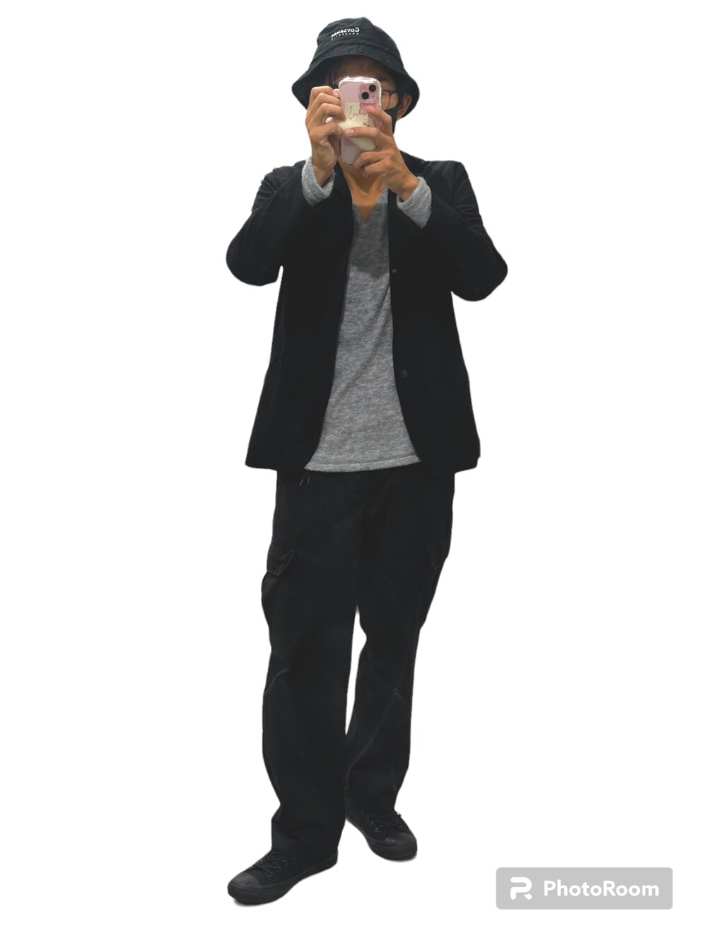 ブラック系のスニーカー、グレー系のカーゴパンツ、グレー系のニット/セーターを着用したメンズの秋コーディネートの2枚目の写真