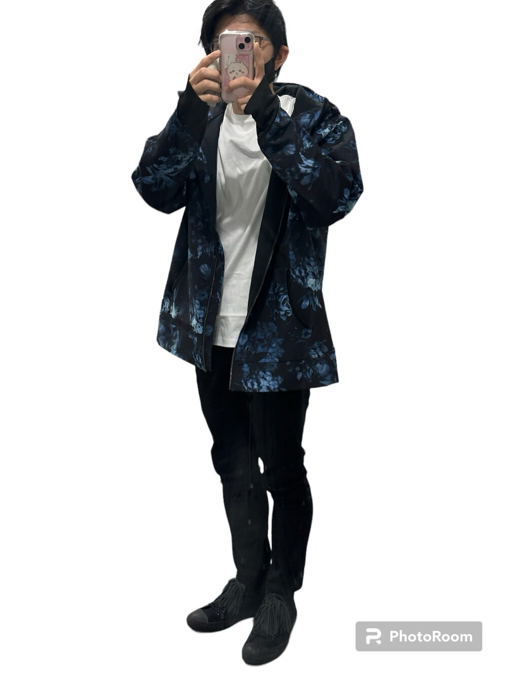 ブラック系のスニーカー、ブラック系のシューズアクセサリー、ブラック系のデニムパンツを着用したメンズの春コーディネートの2枚目の写真