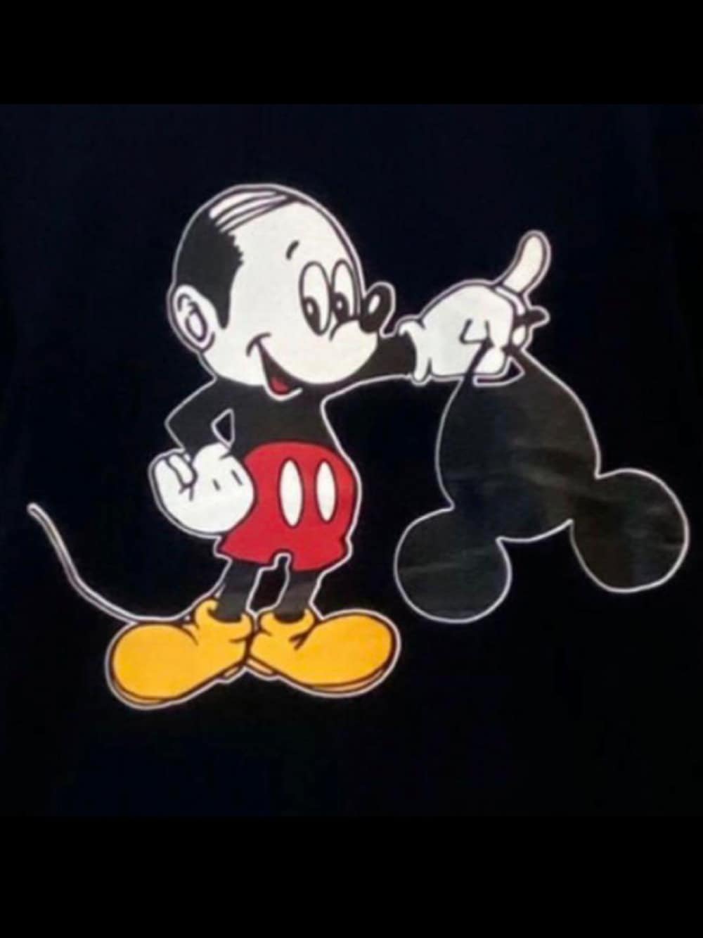 ブラック系のデニムパンツ、ブラック系のTシャツ/カットソー、ホワイト系のシャツ/ブラウスを着用したメンズの夏コーディネートの2枚目の写真