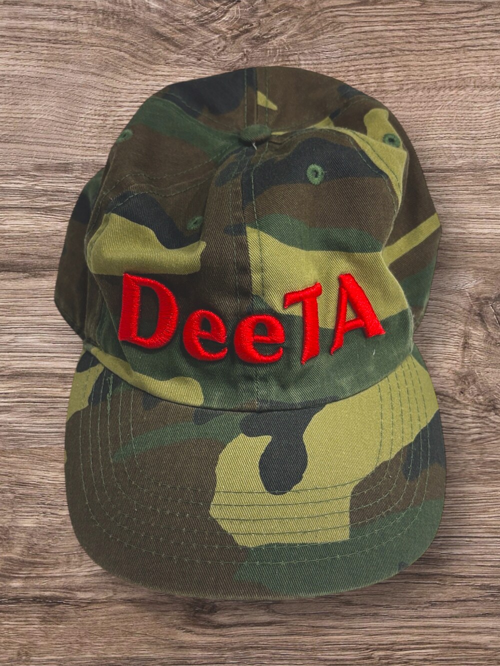 ブラック系のスニーカー、ブルー系のカーゴパンツ、ブルー系のシャツ/ブラウスを着用したメンズの夏コーディネートの2枚目の写真