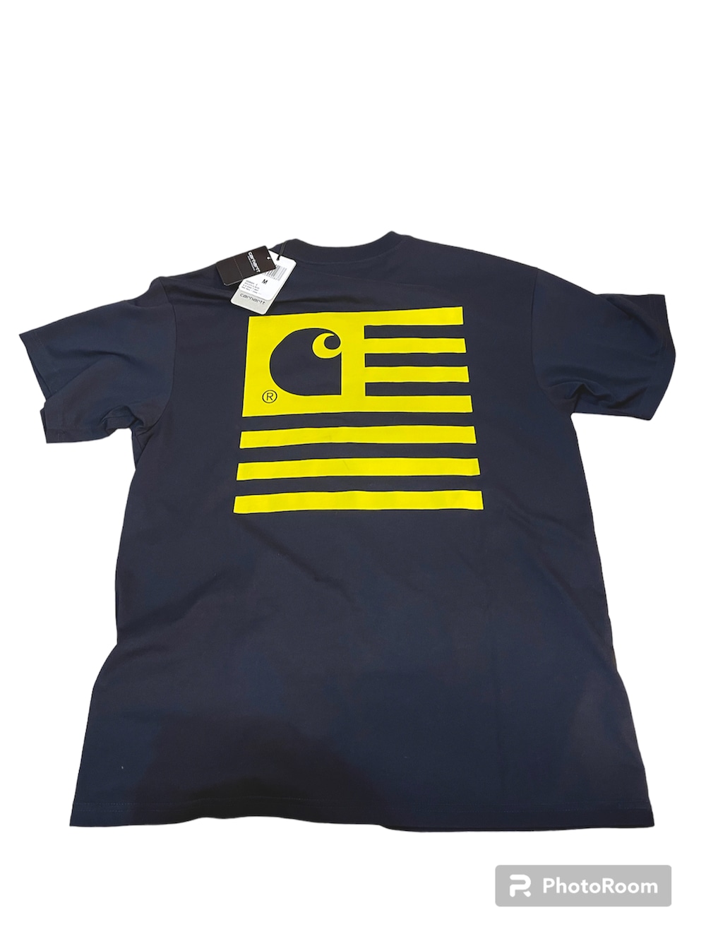 ブラック系のスニーカー、ブラック系のチノパンツ、ブルー系のTシャツ/カットソーを着用したメンズの夏コーディネートの3枚目の写真